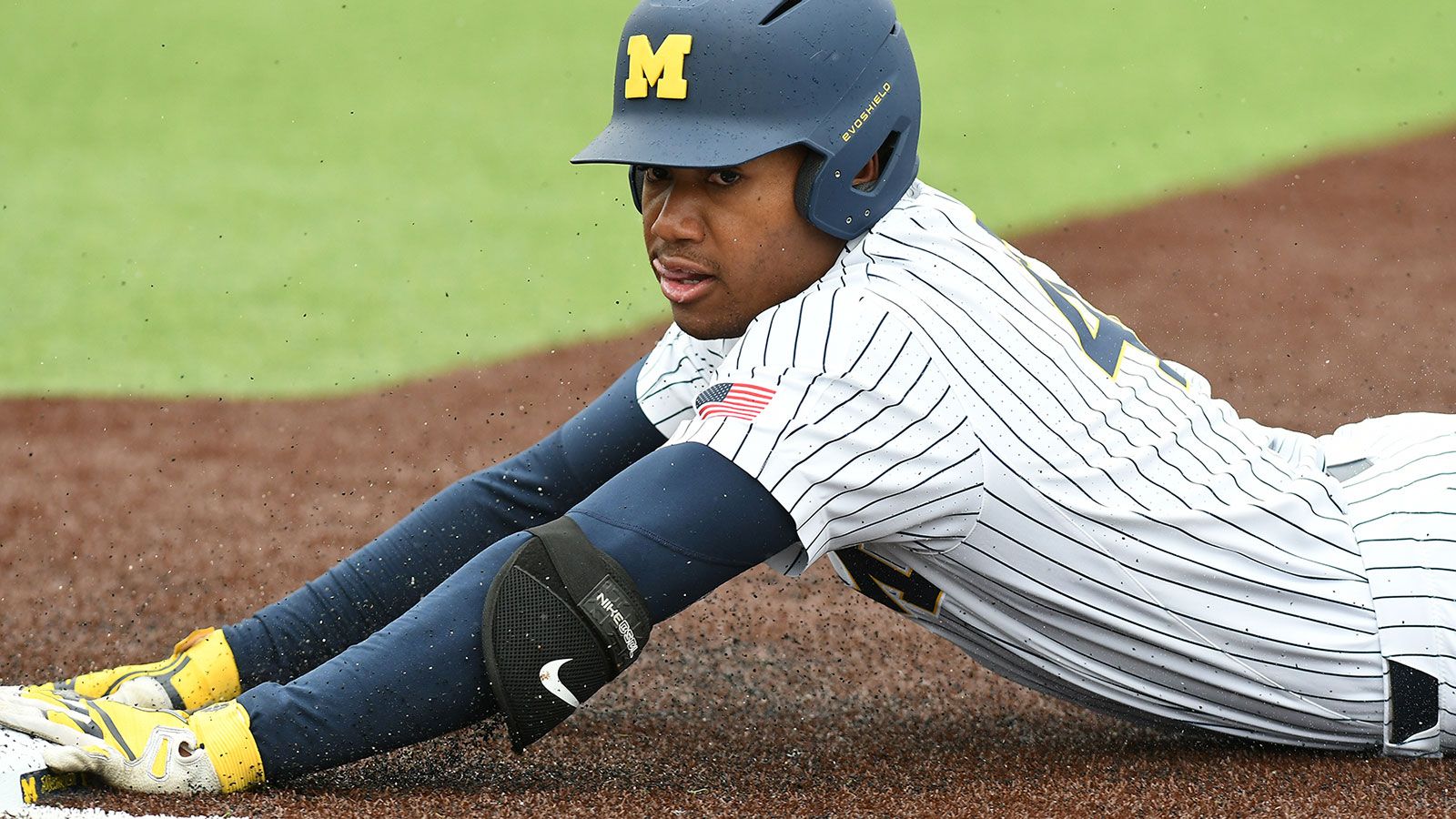 Giocatore baseball Michigan scivola, 1600x900 HD, Desktop