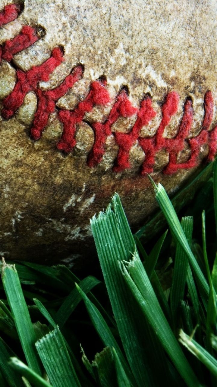 Palla da baseball su erba, 720x1280 Verticale, Telefono