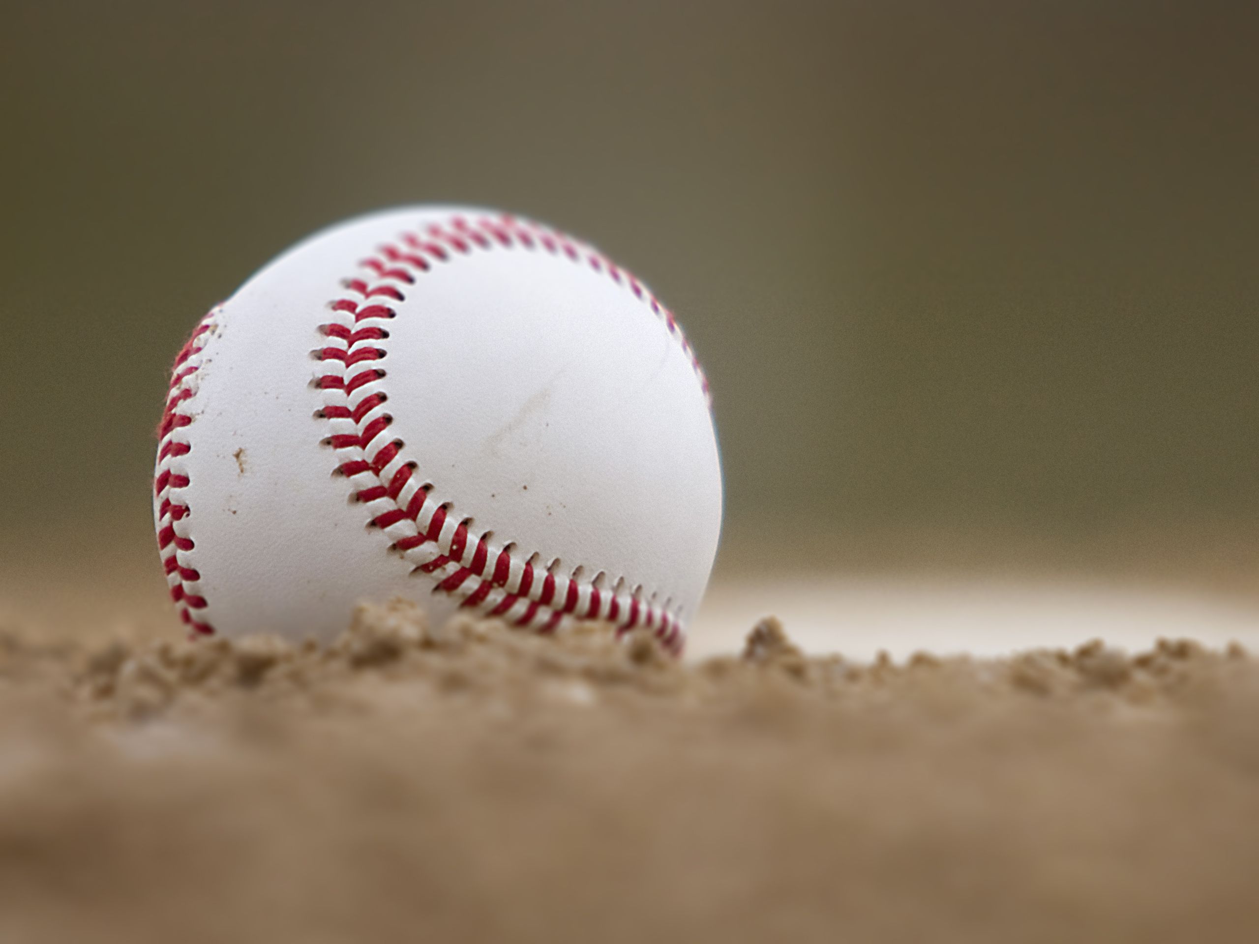 Pallina da baseball sulla terra, 2560x1920 2K+, Desktop