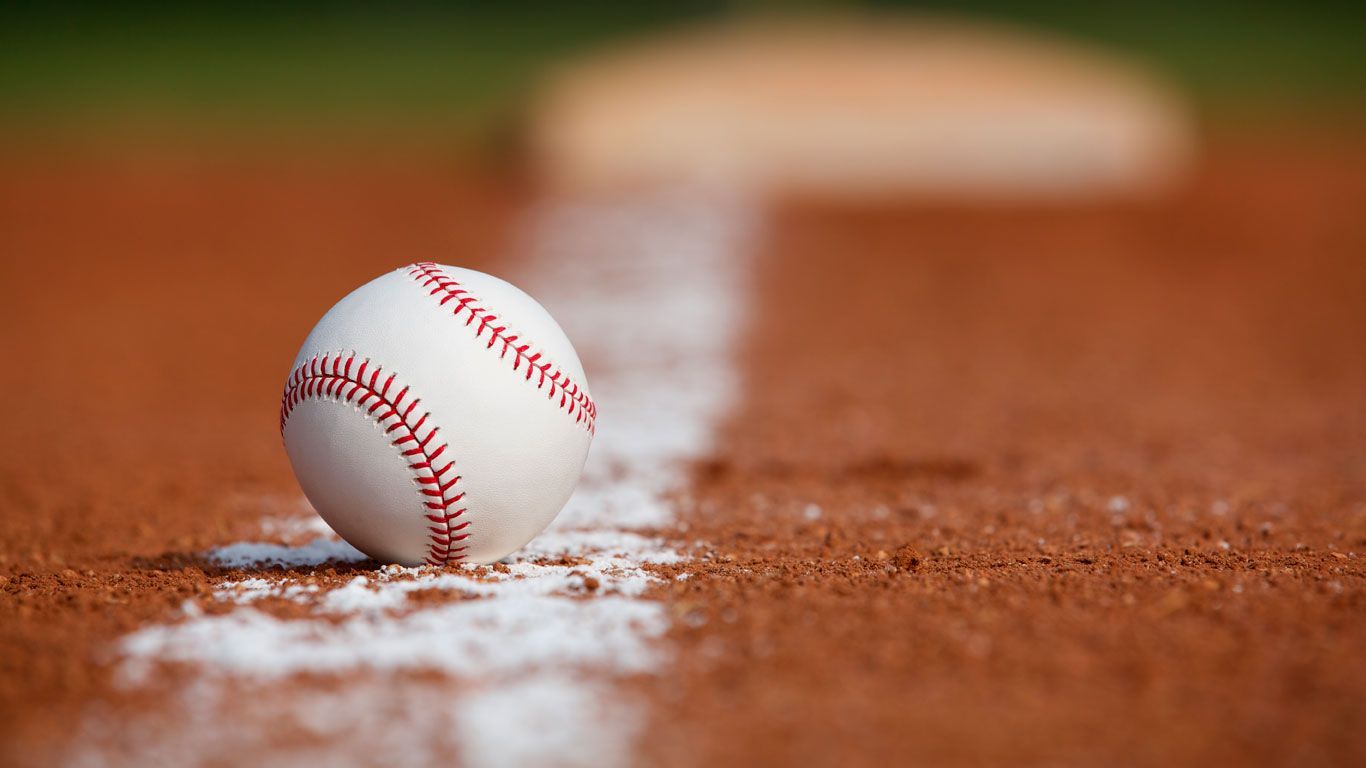 Palla da baseball su campo, 1366x768 HD, Desktop