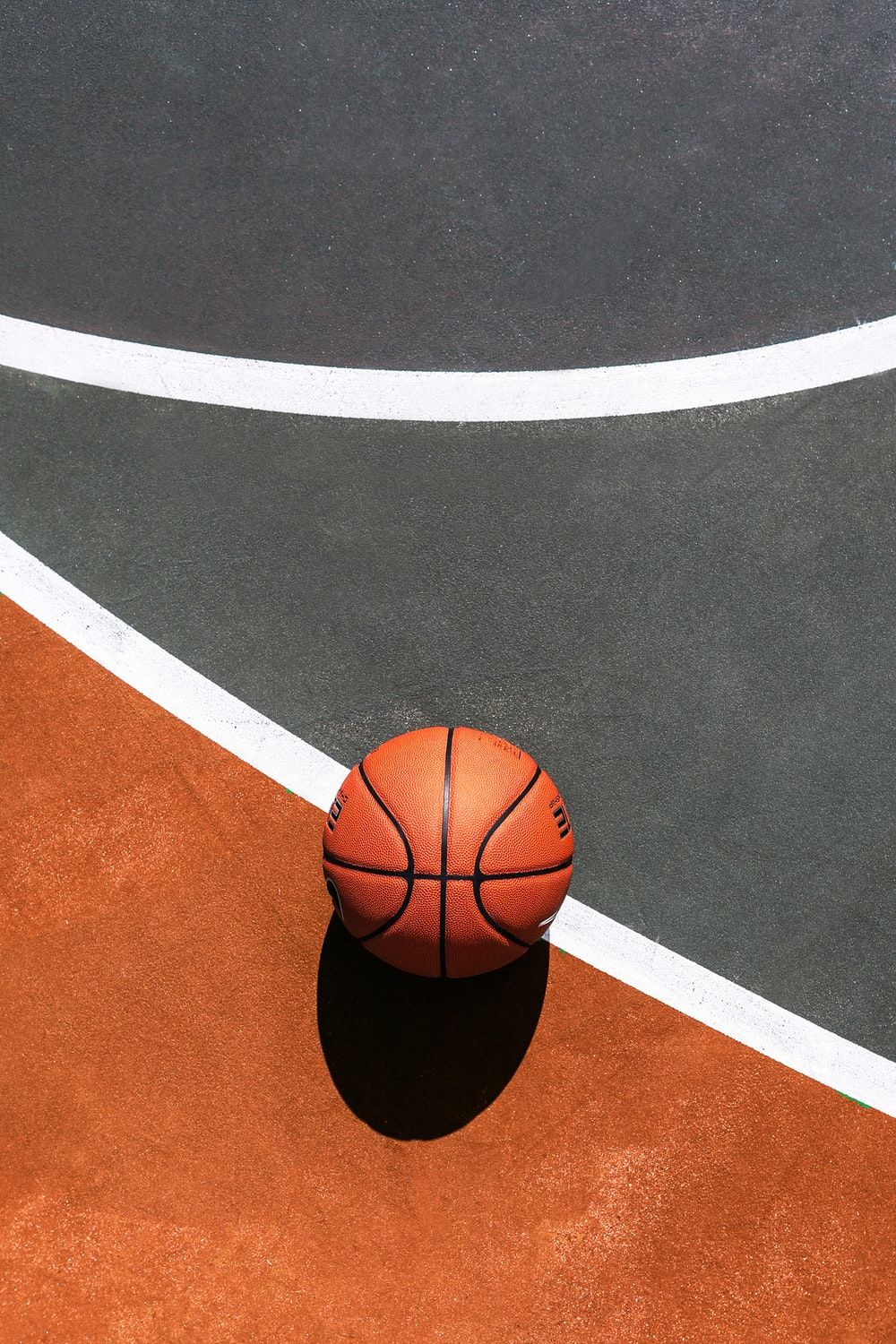 Pallone da basket su campo, 1000x1500 Verticale, Mobile