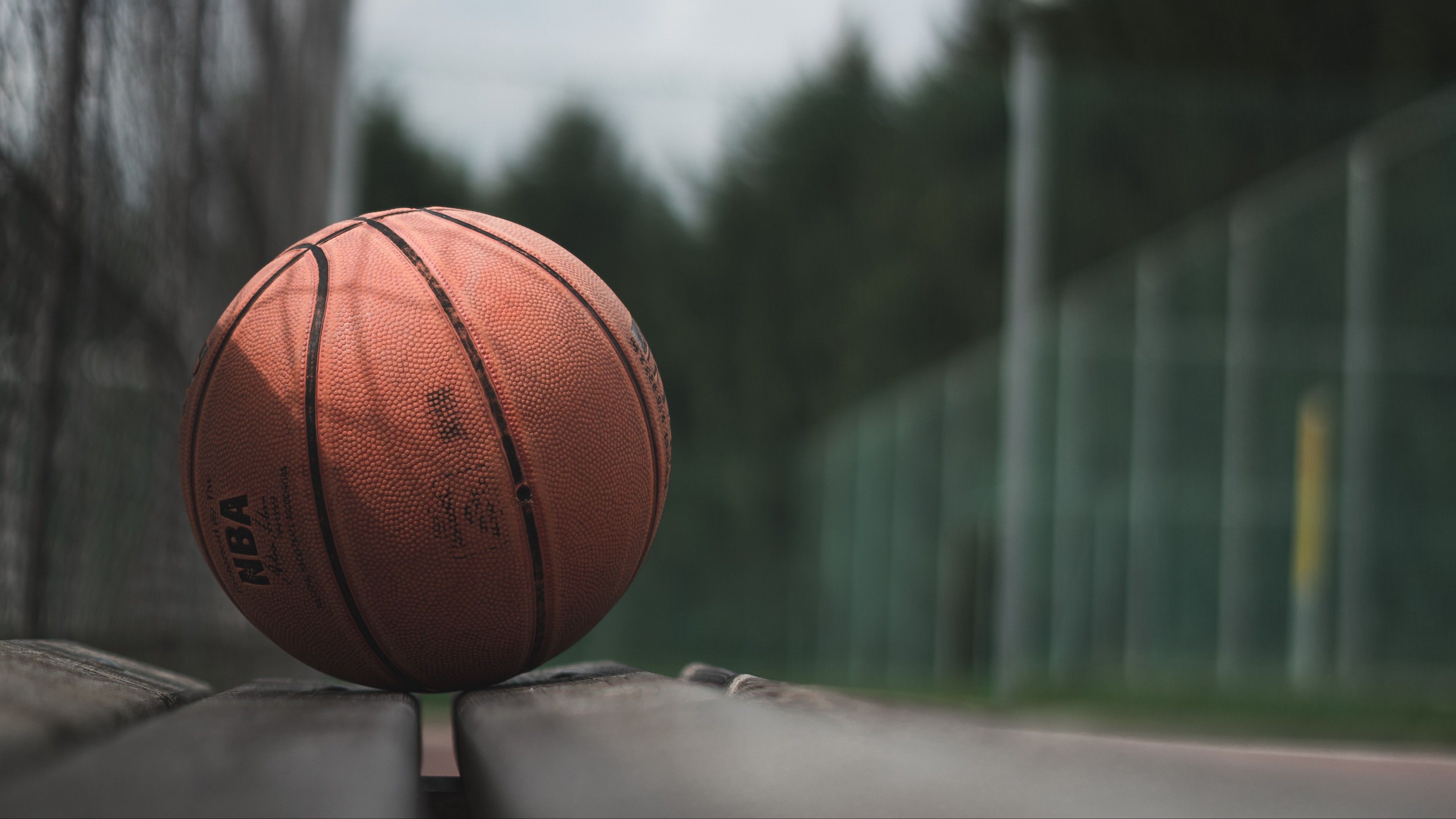 Pallone da basket su panchina, 3840x2160 Ultra HD, 4K TV