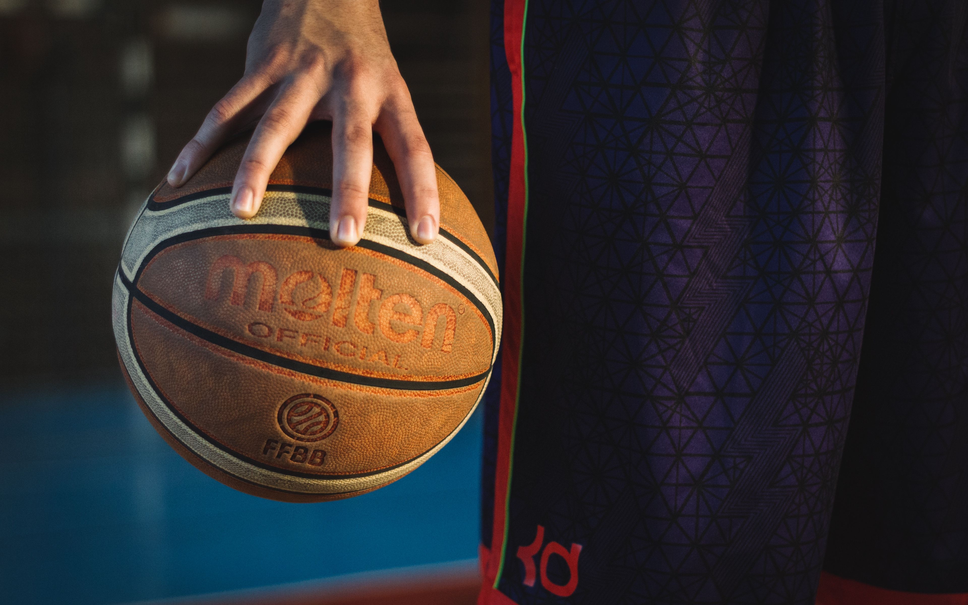 Pallone da basket in mano, 3840x2400 4K Ultra HD, Monitor 4K