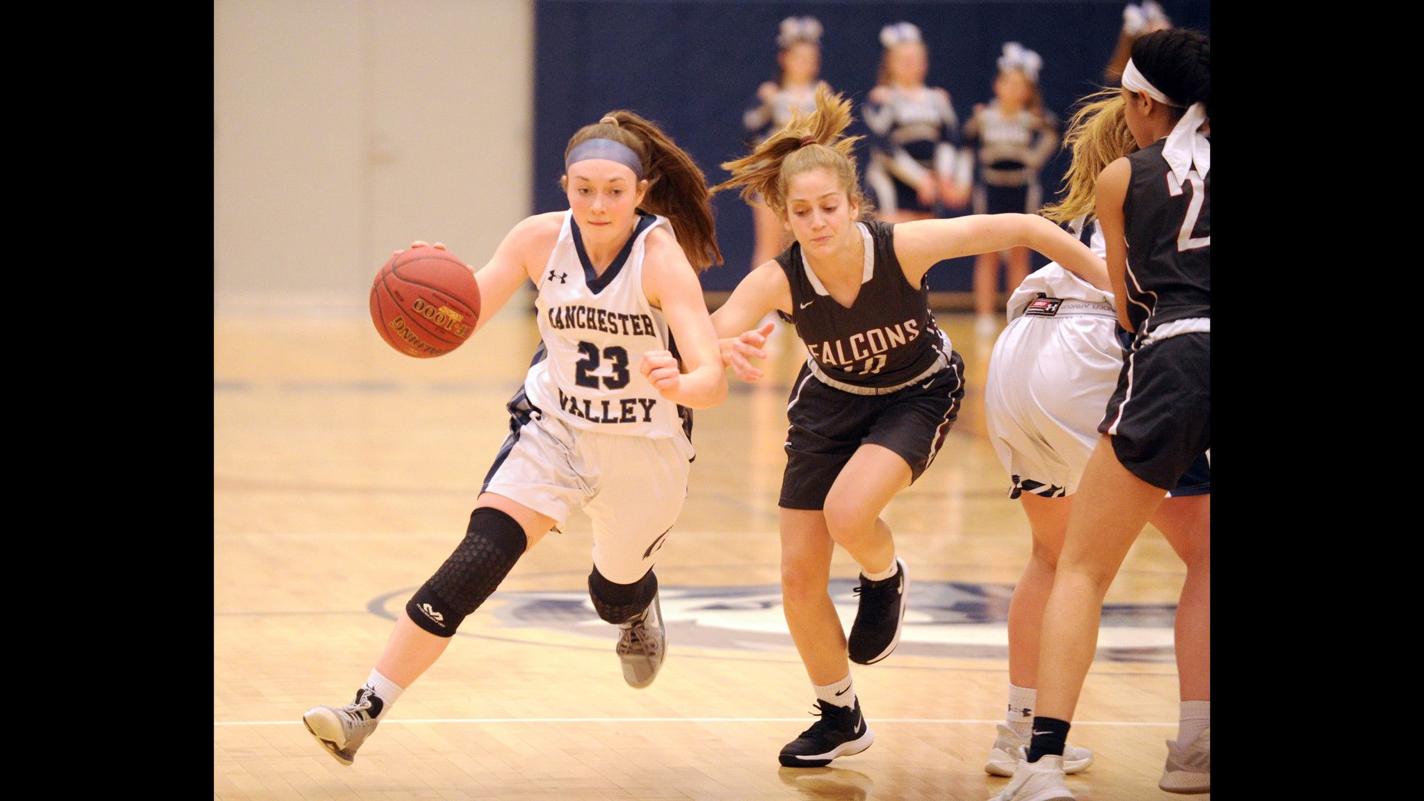 Giocatrici basket femminile in azione, 2048x1152 alta risoluzione, Desktop