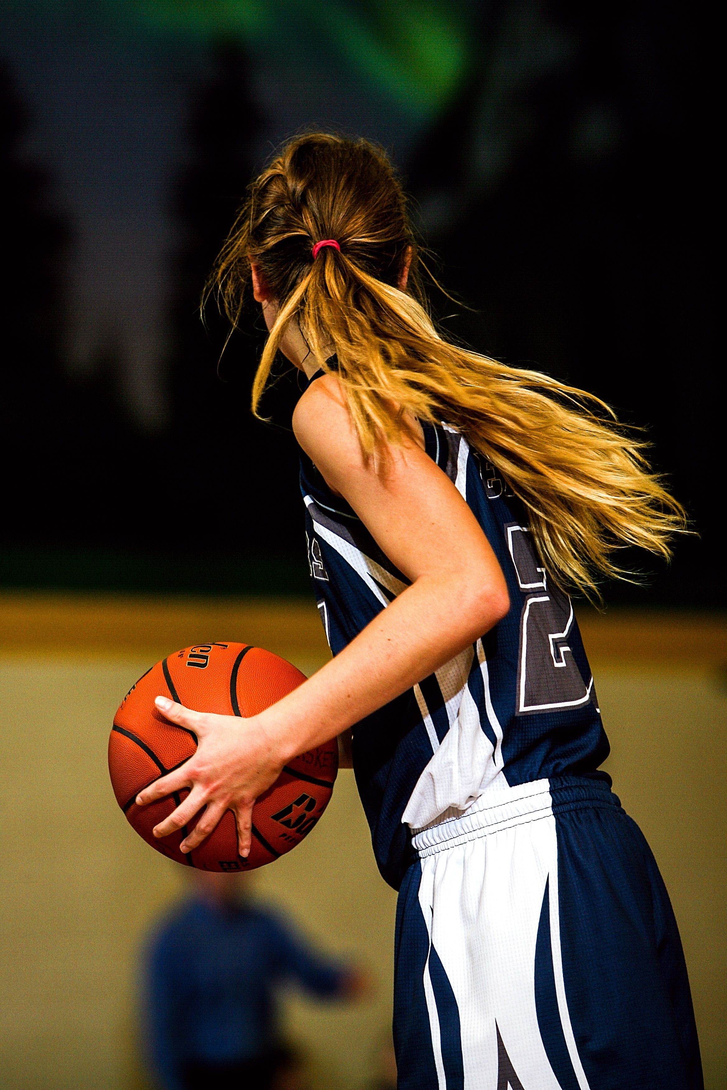 Giocatrice basket femminile blu, 2336x3504 Full HD Verticale, Smartphone
