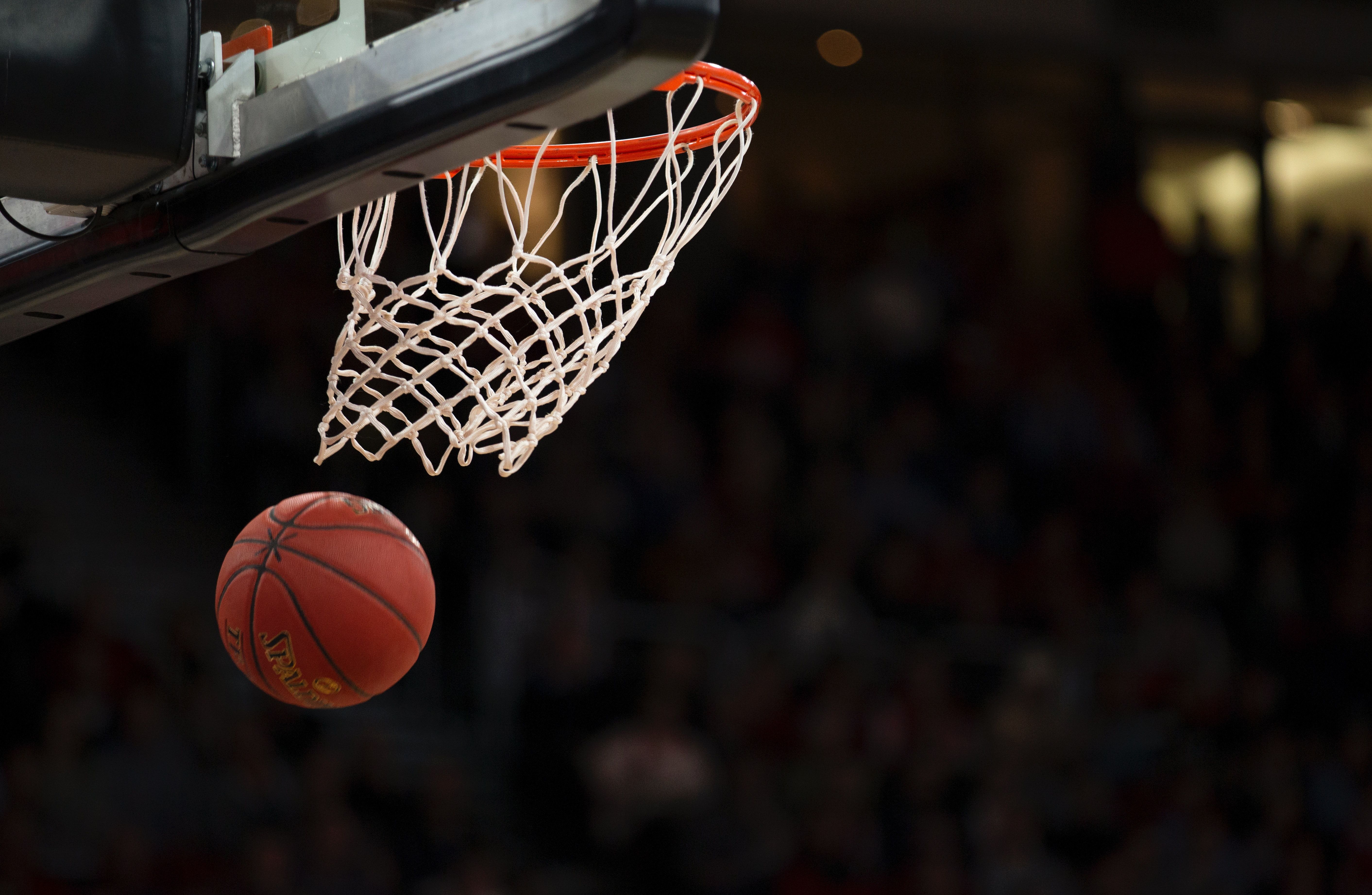 Pallone basket nel canestro, 5650x3685 Ultra HD, 4K TV
