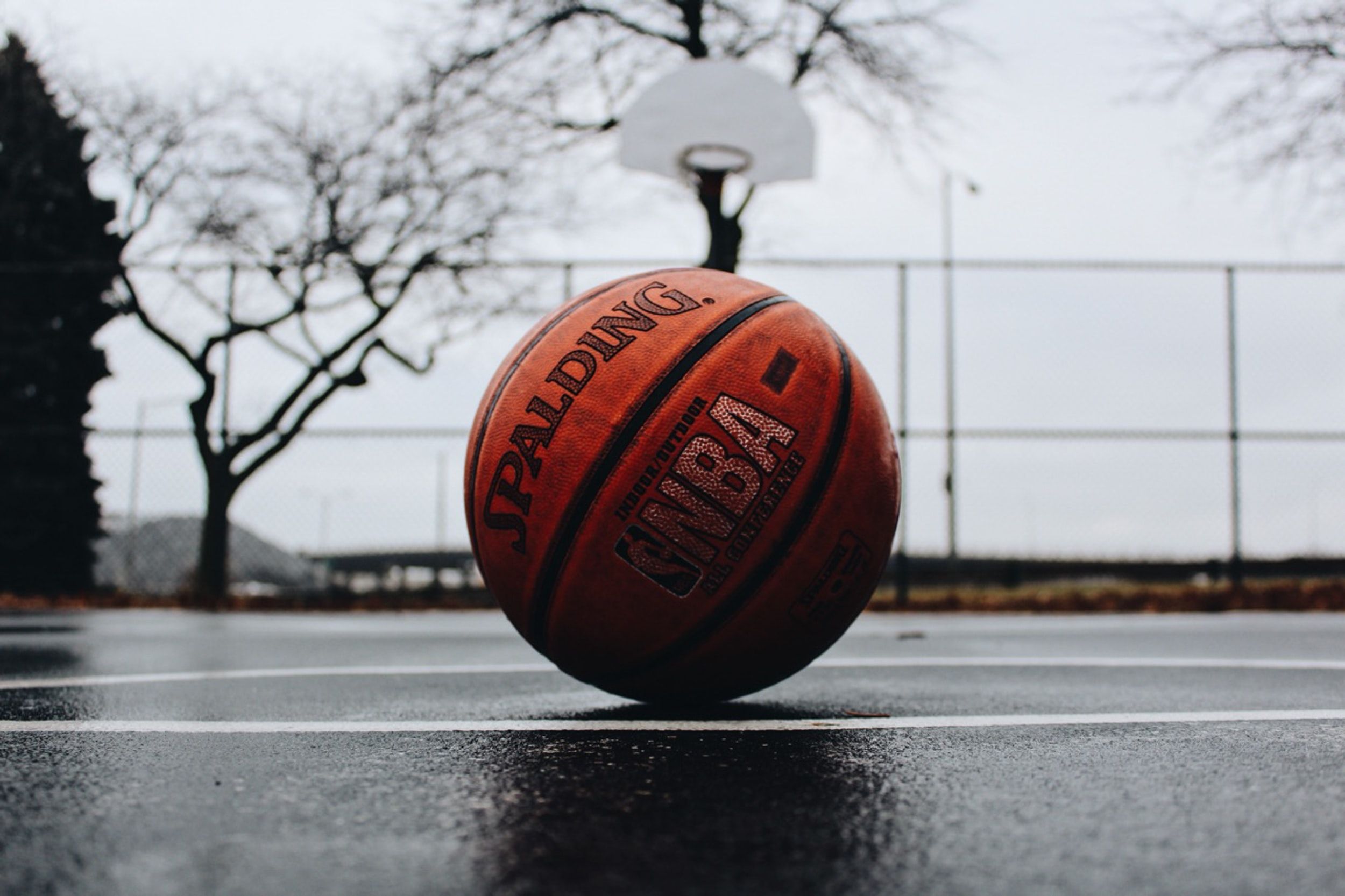 Pallone Spalding NBA su campo, basket americano, 2500x1666 2K, Desktop