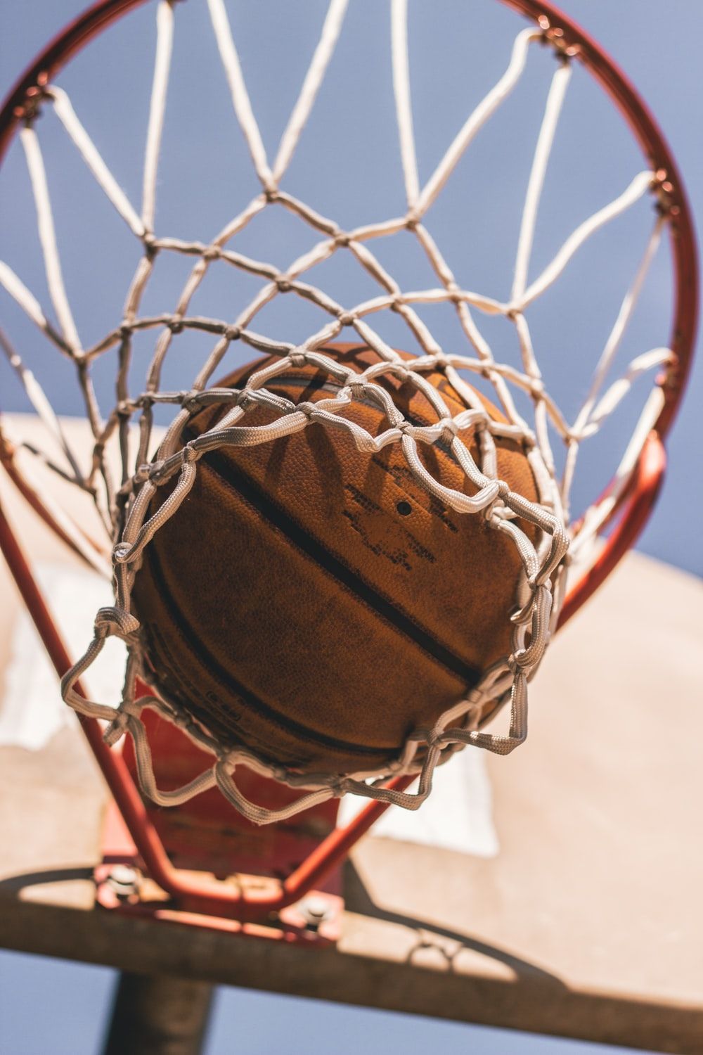 Pallone da basket nel canestro, 1000x1500 Full HD Verticale, iPhone
