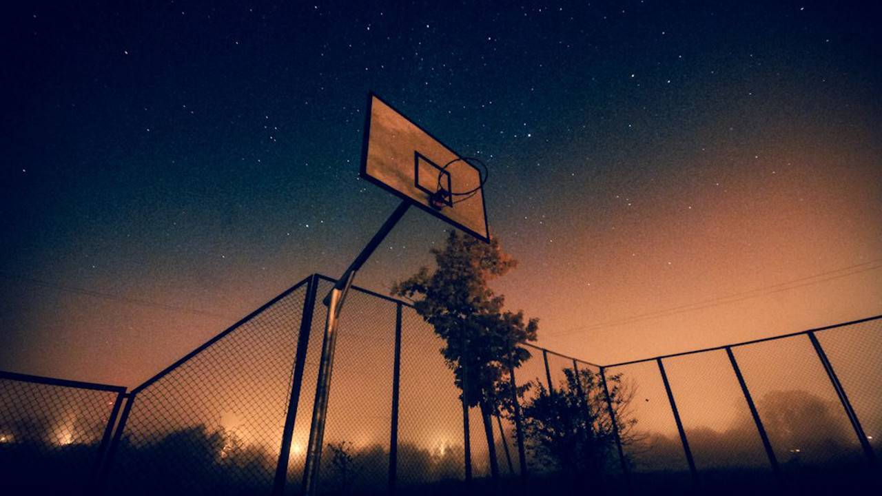 Canestro basket notturno recintato, 1280x720 HD, PC Desktop