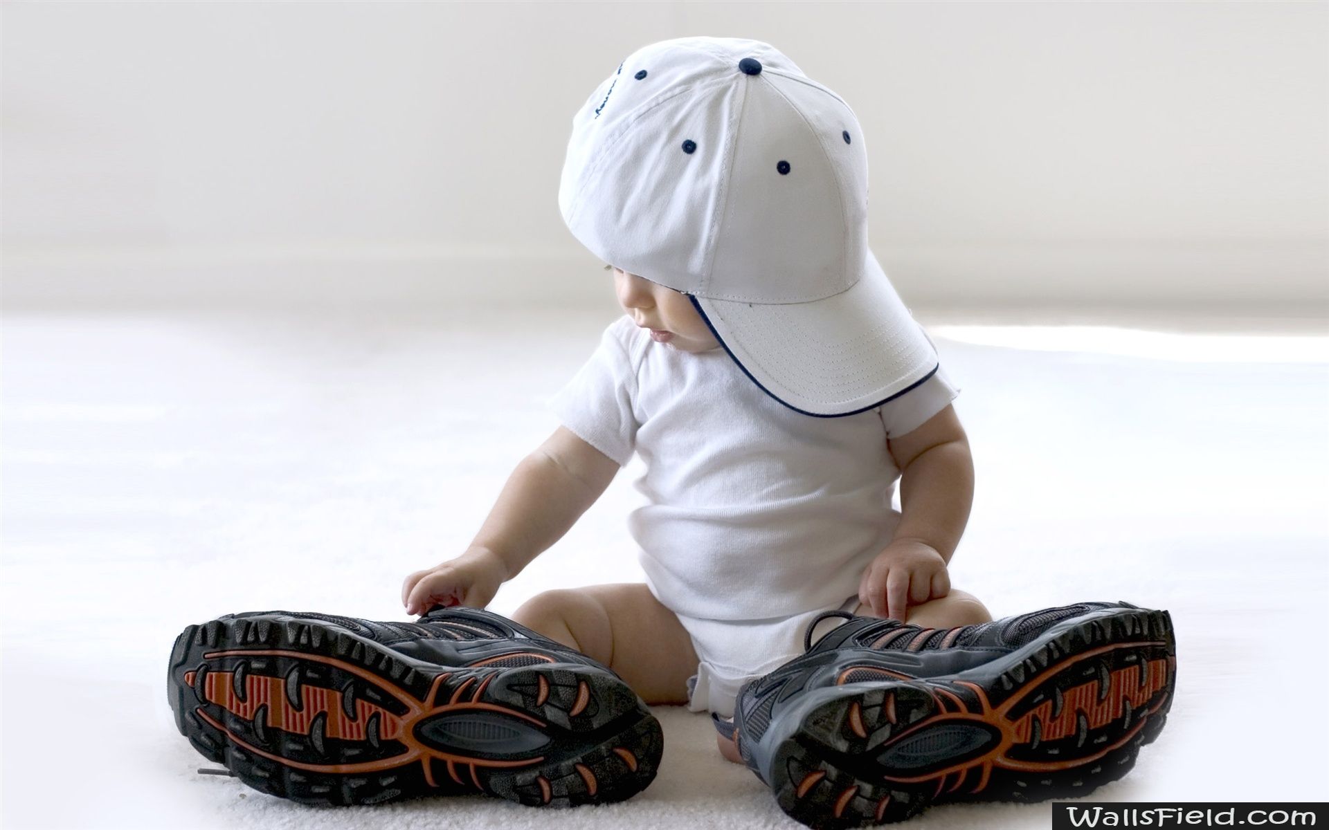 Bebè con cappellino e scarpe sportive, 1920x1200 Full HD+, Laptop
