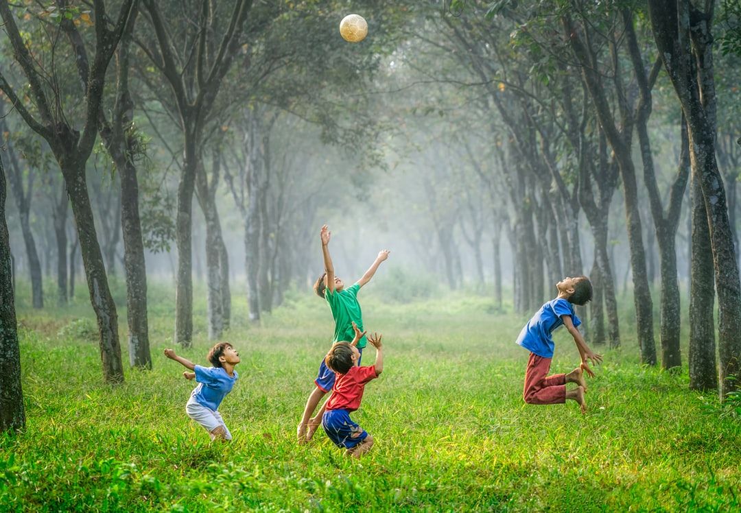 Bambino con pallone da calcio, 2050x3000 Full HD Verticale, Smartphone