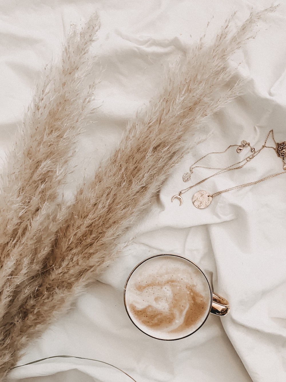Erba pampas, tazza cappuccino, collana, 1000x1334 Full HD Verticale, iPhone