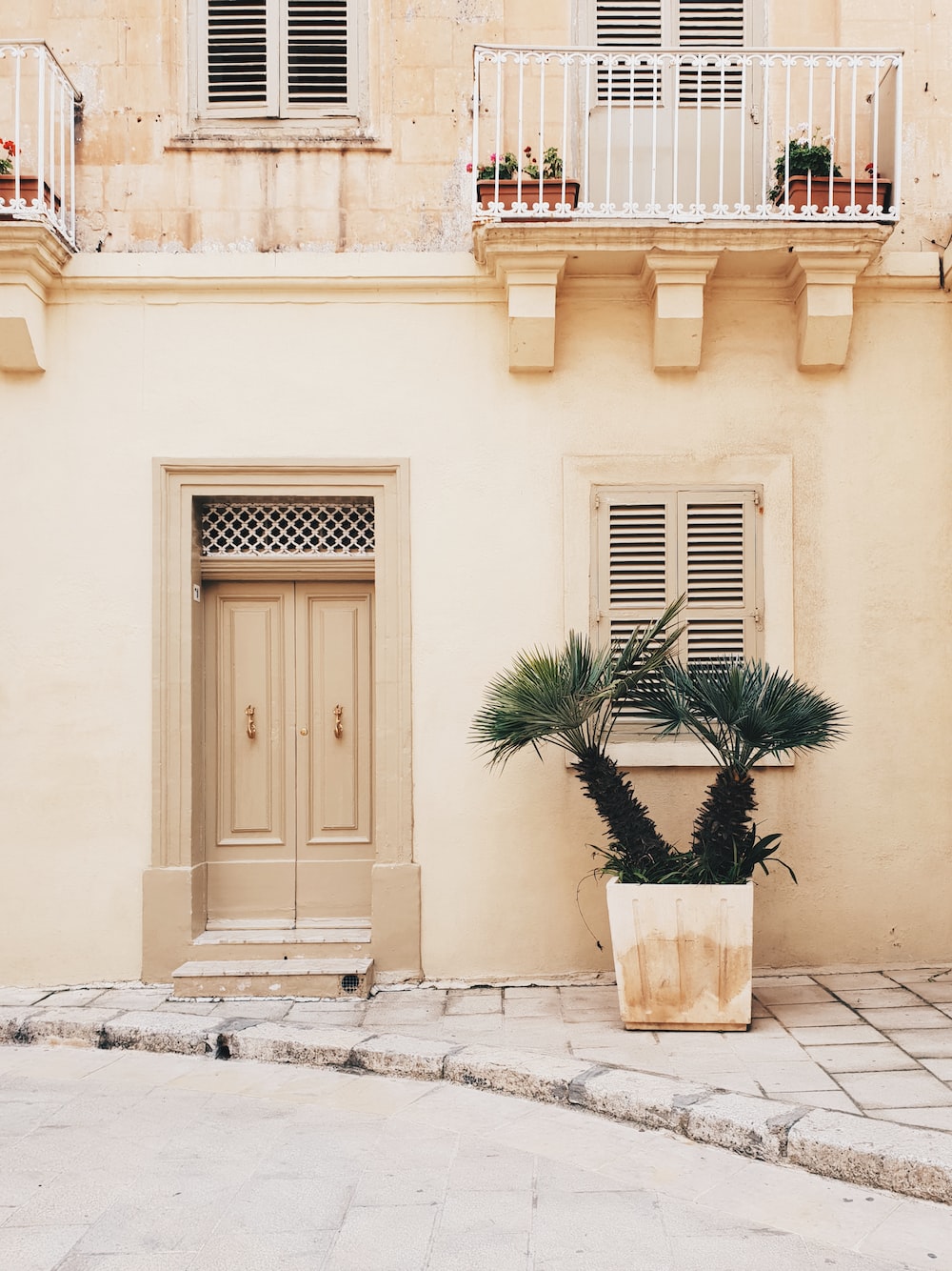 Facciata beige con porta e balcone, 1000x1334 Full HD Verticale, iPhone