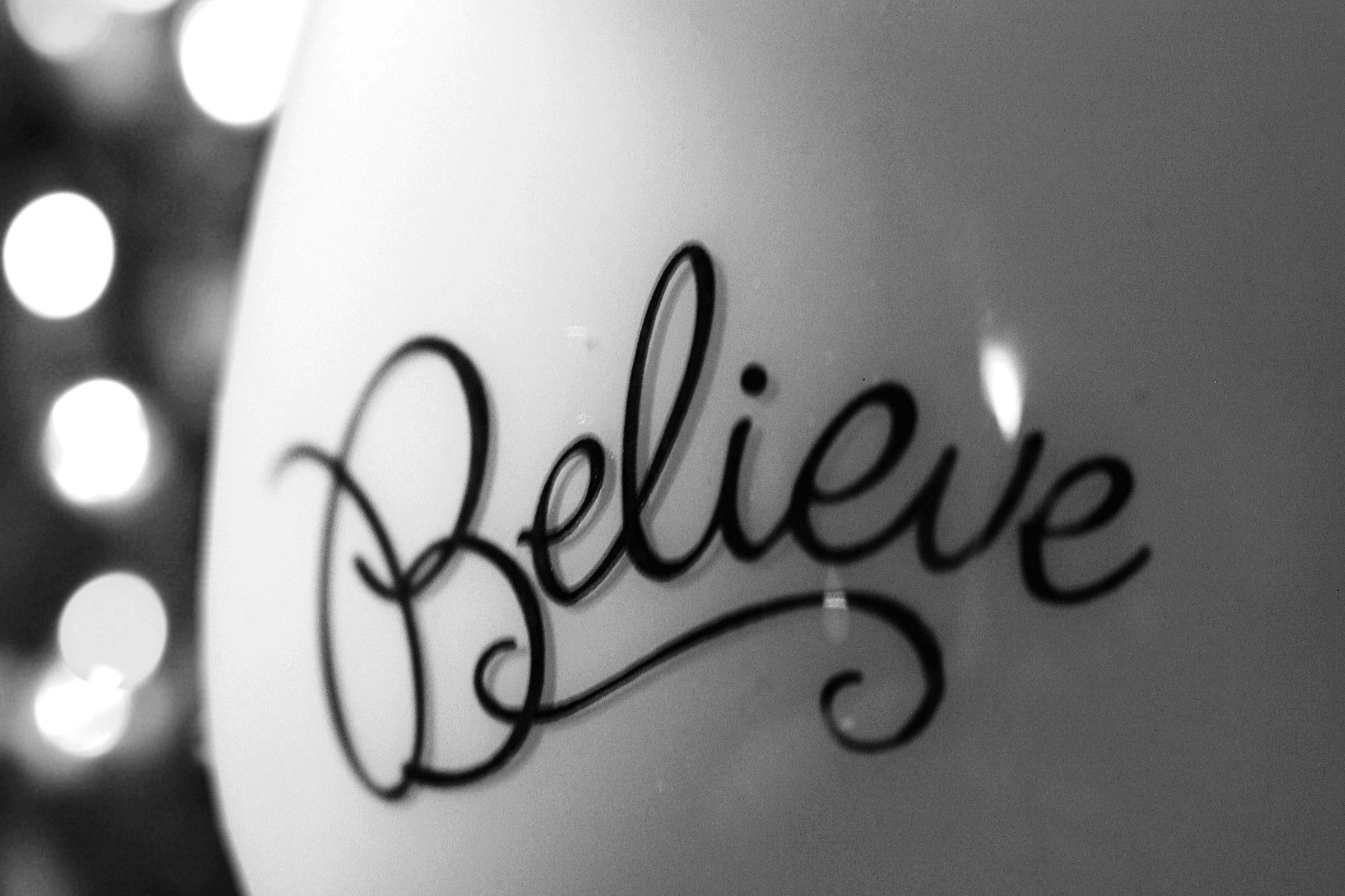 Scritta Believe su tazza bianca, 2400x1600 2K, PC Desktop