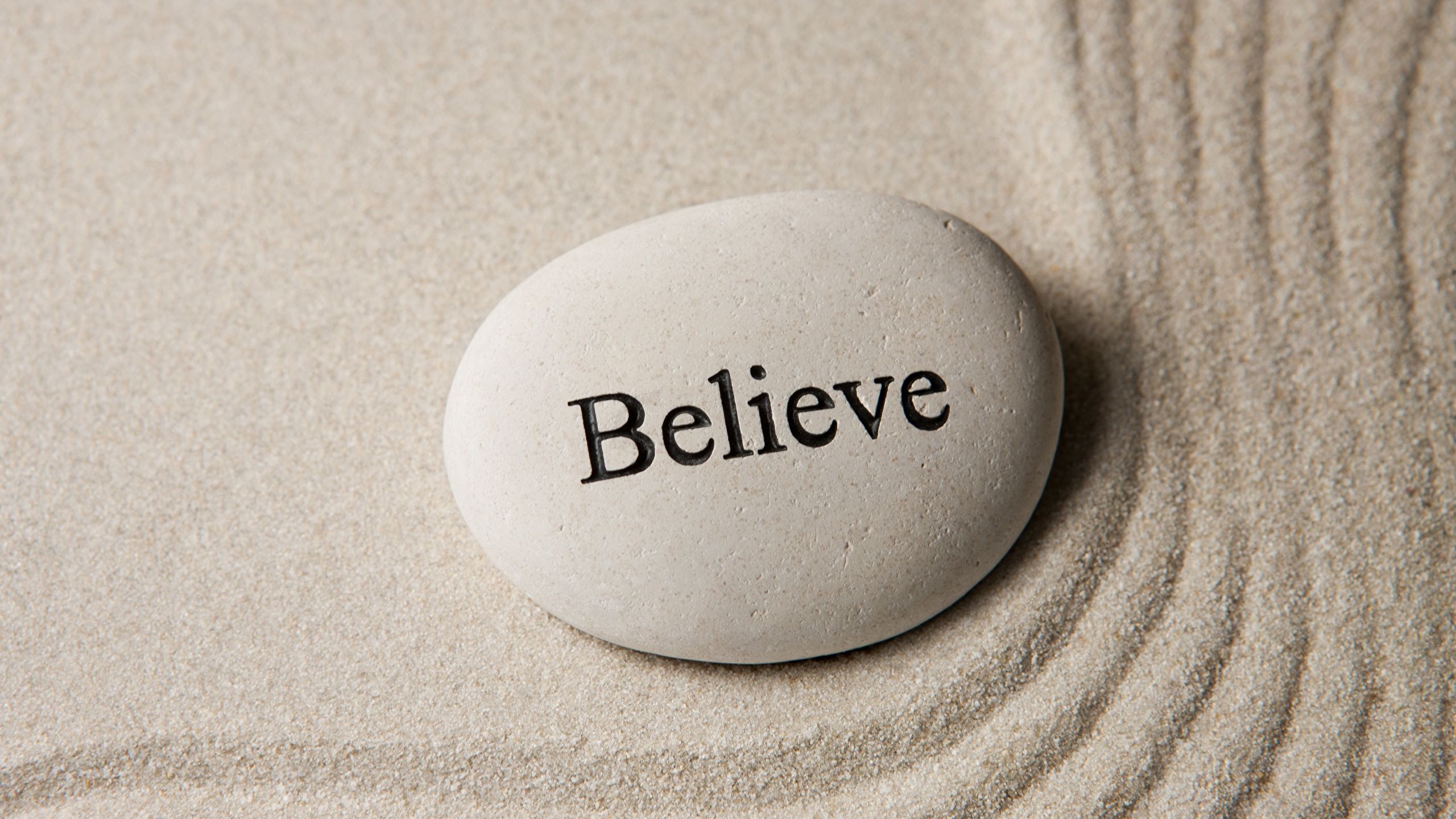 Pietra zen con scritta Believe, 2560x1440 2K, PC Desktop