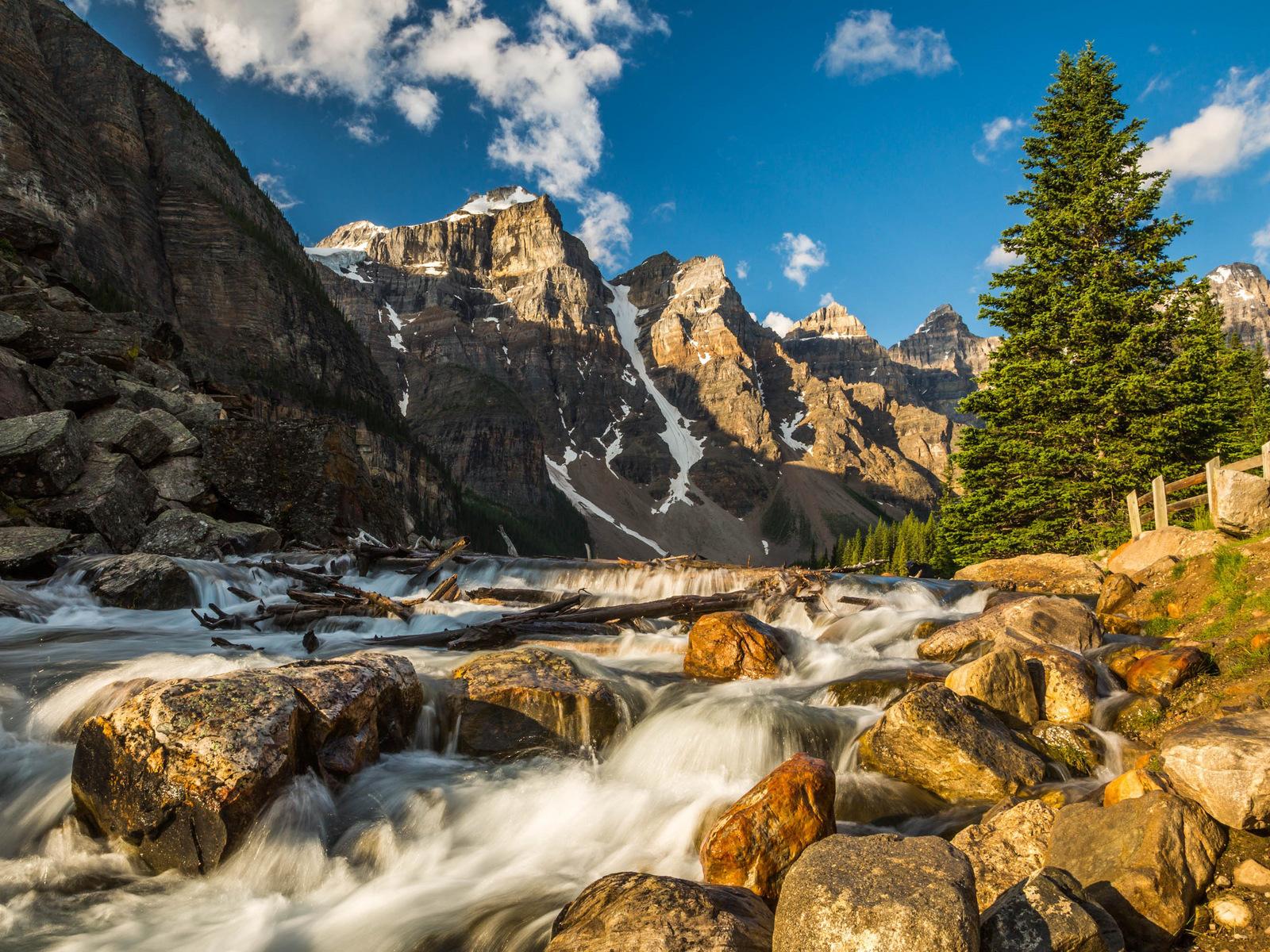 Fiume montano con montagne rocciose, 1600x1200 900p, PC