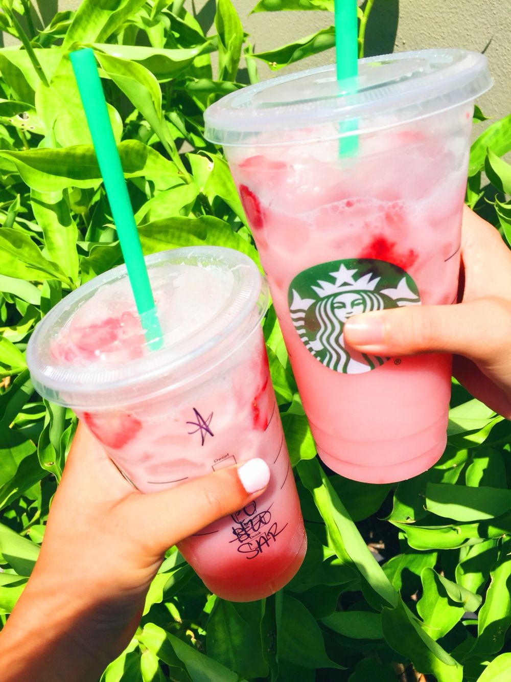 Bevande rosa Starbucks in mano, 1000x1334 Full HD Verticale, iPhone