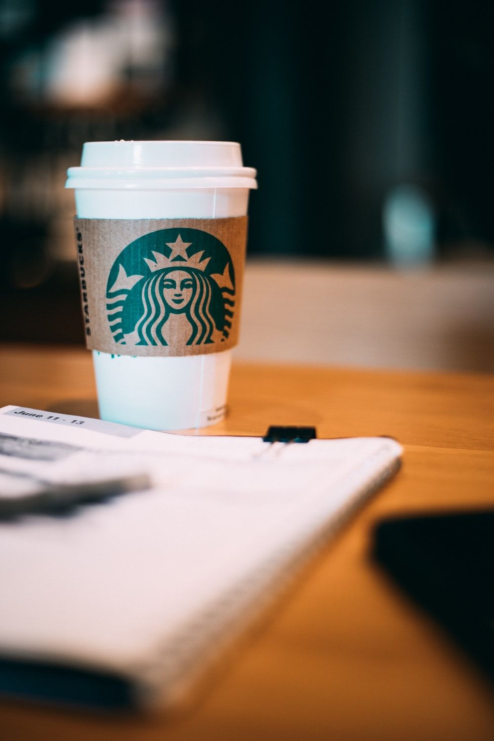 Bicchiere Starbucks su tavolo, 1000x1500 Verticale, Telefono