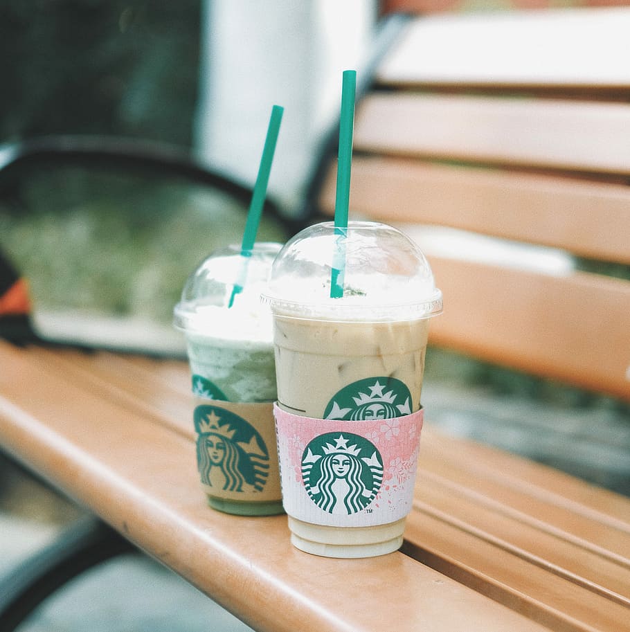 Due bicchieri Starbucks su panca, 910x913 Verticale, OnePlus