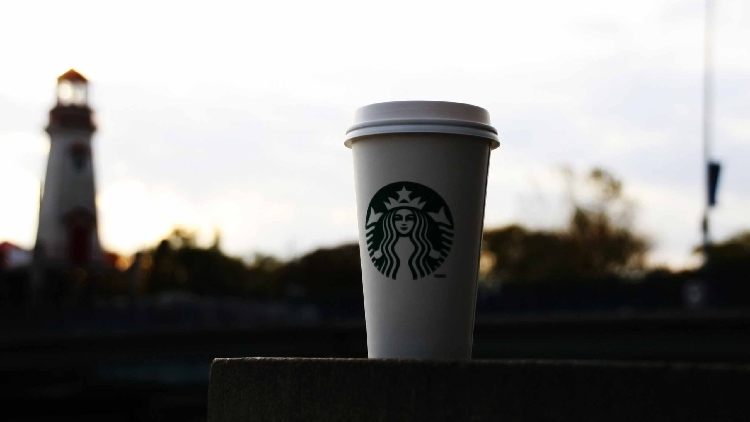 Bicchiere Starbucks vicino faro, 2560x1440 QHD, Laptop
