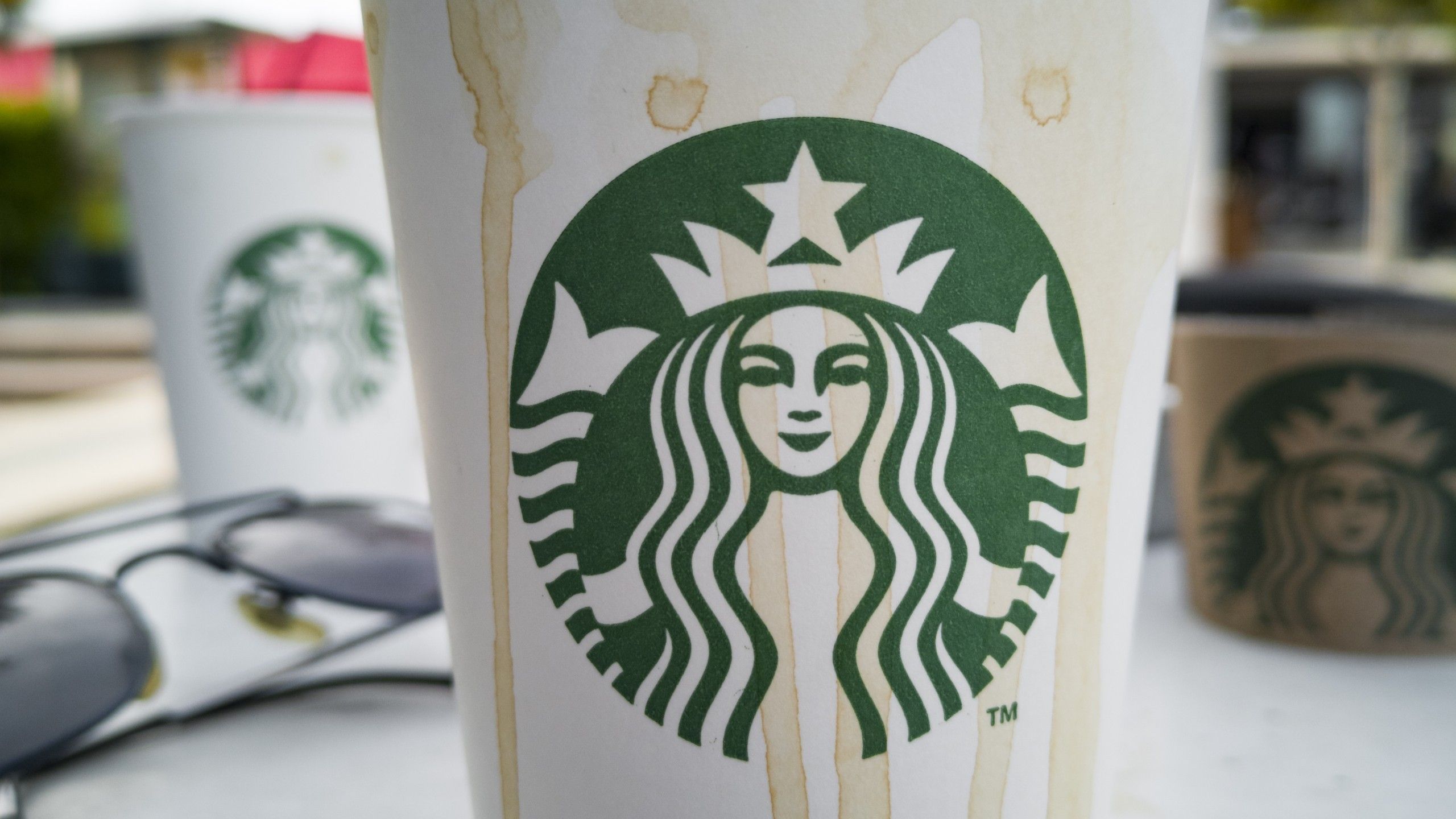 Bicchiere Starbucks con gocce caffè, 2560x1440 1440p, Desktop