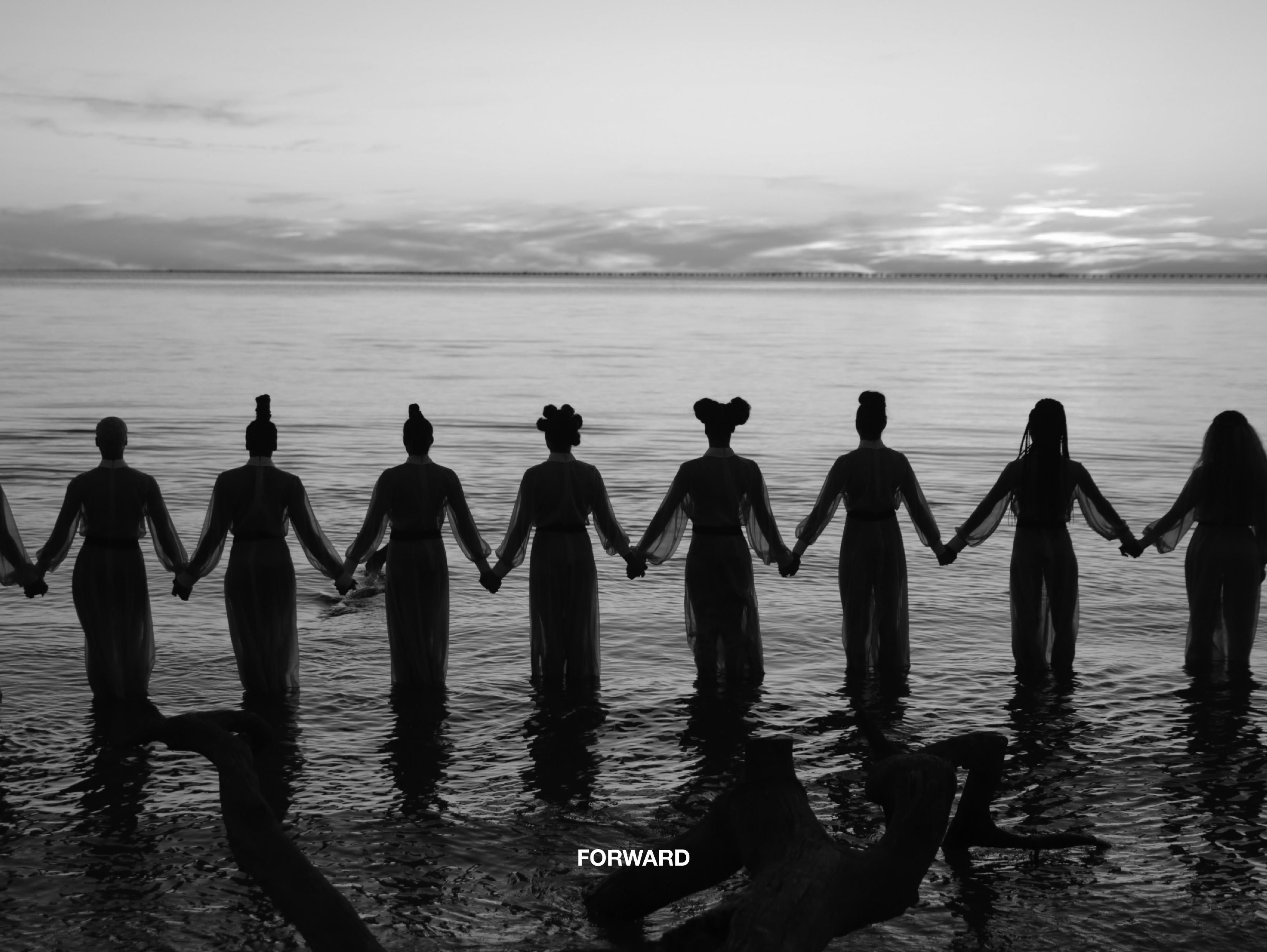 Donne mano nella mano, mare, 3300x2480 2K+, Desktop
