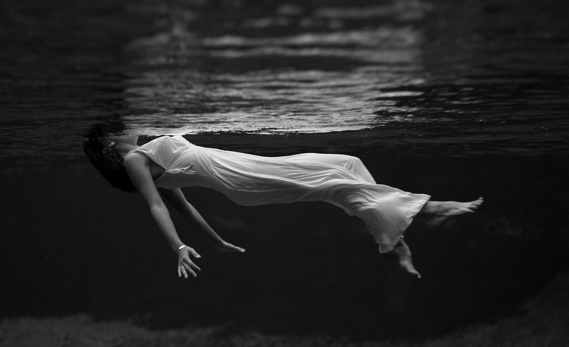 donna che galleggia in acqua, 1917x1170 900p, Notebook