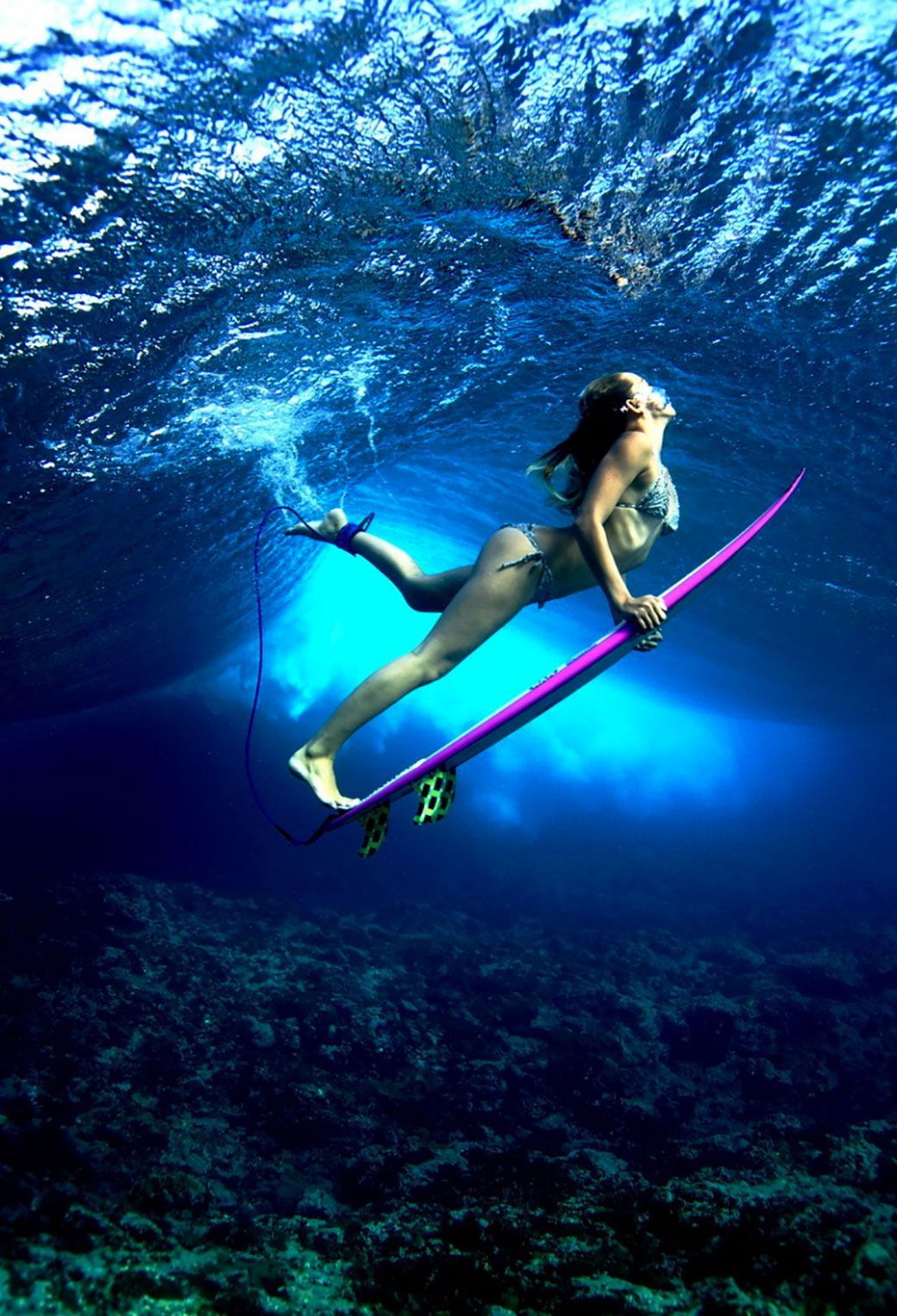 Surfista sott'acqua con tavola, 1040x1526 Full HD Verticale, iPhone