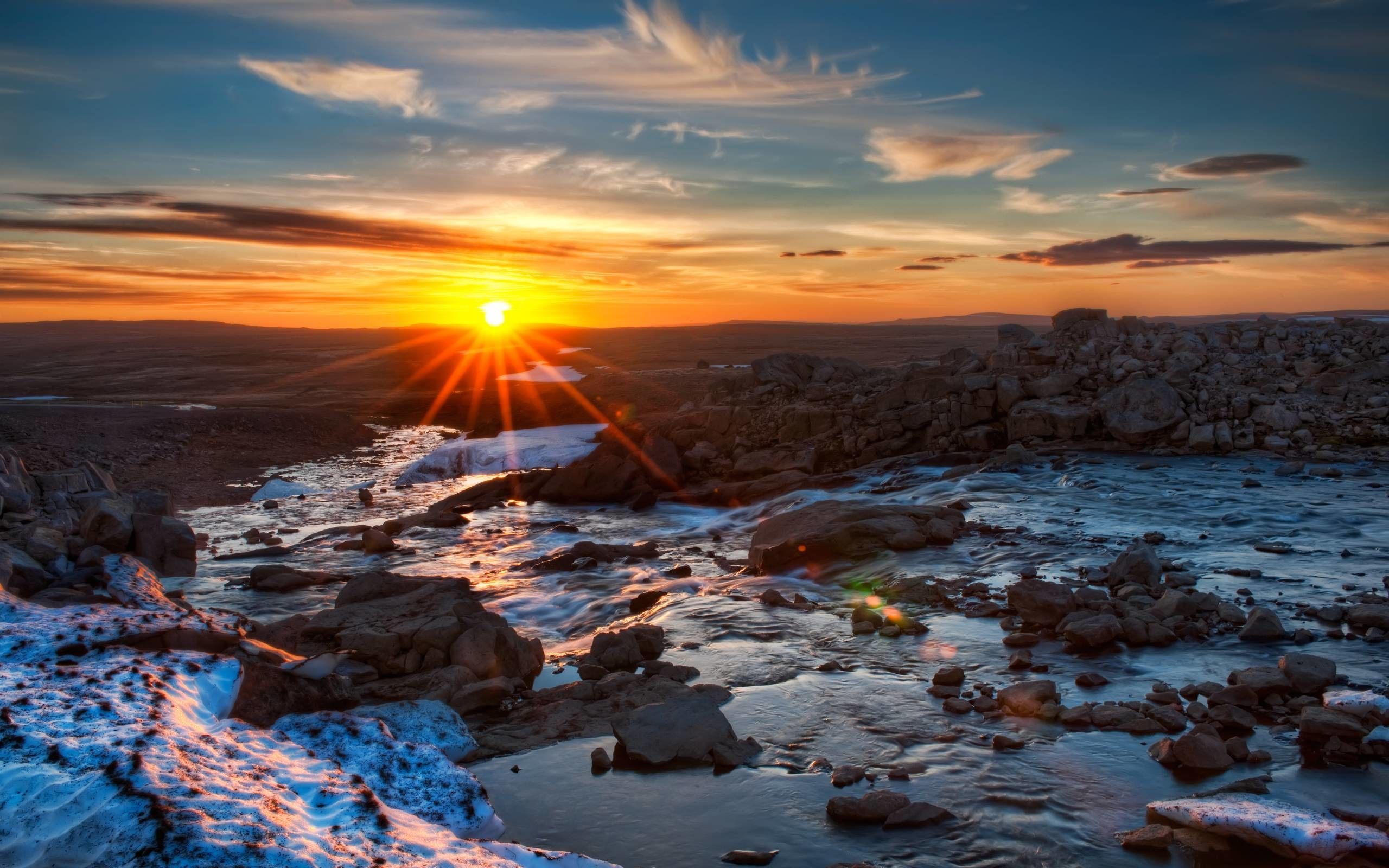 Tramonto su fiume roccioso innevato, 2560x1600 2K+, Laptop