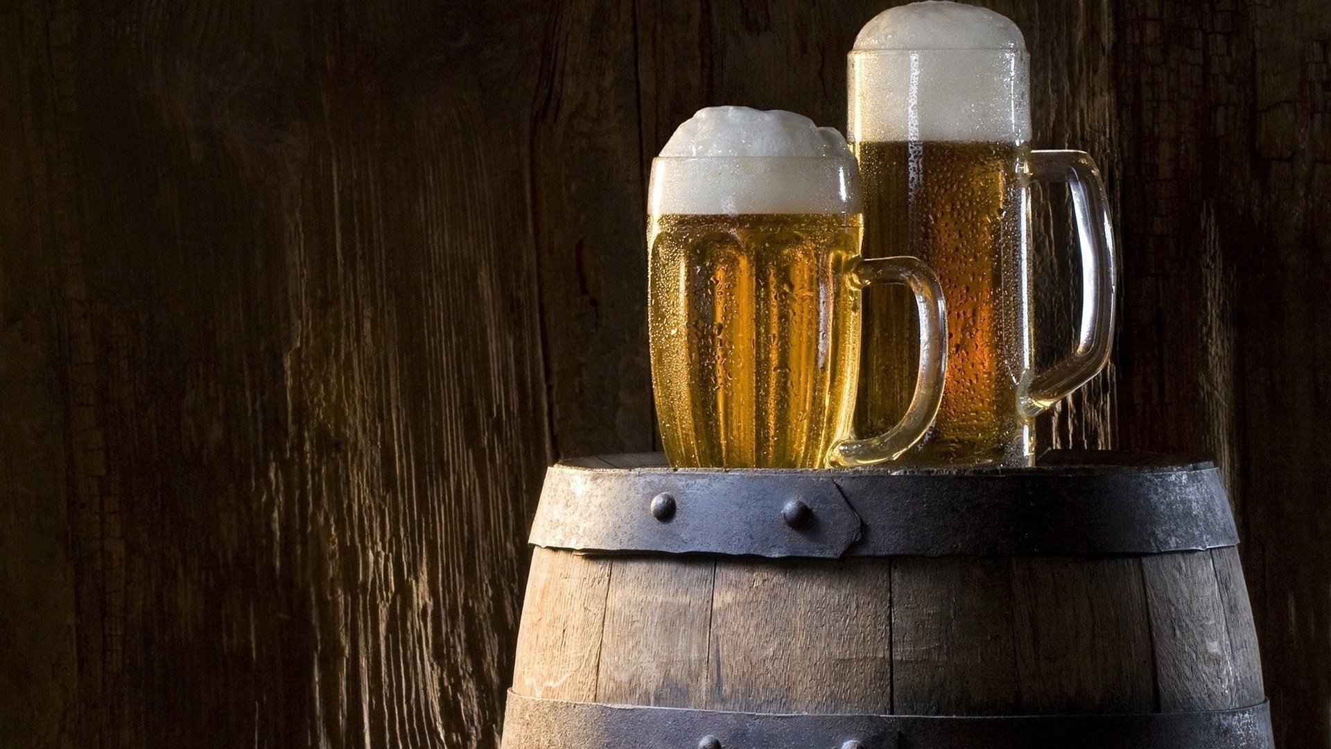 Boccali di birra su botte, 1920x1080 Full HD 1080p, Desktop