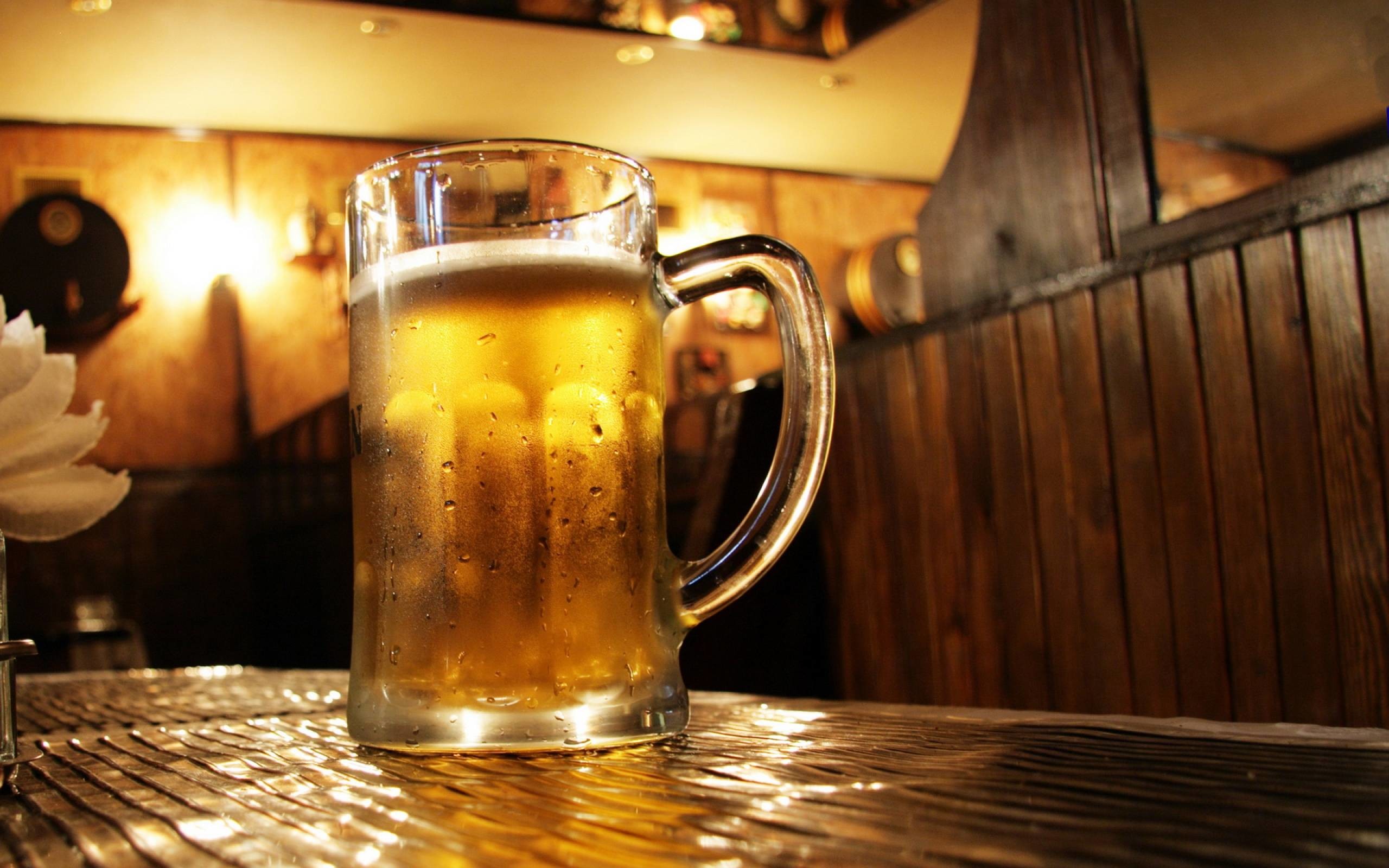 Boccale di birra su tavolo, 2560x1600 WQXGA, Desktop