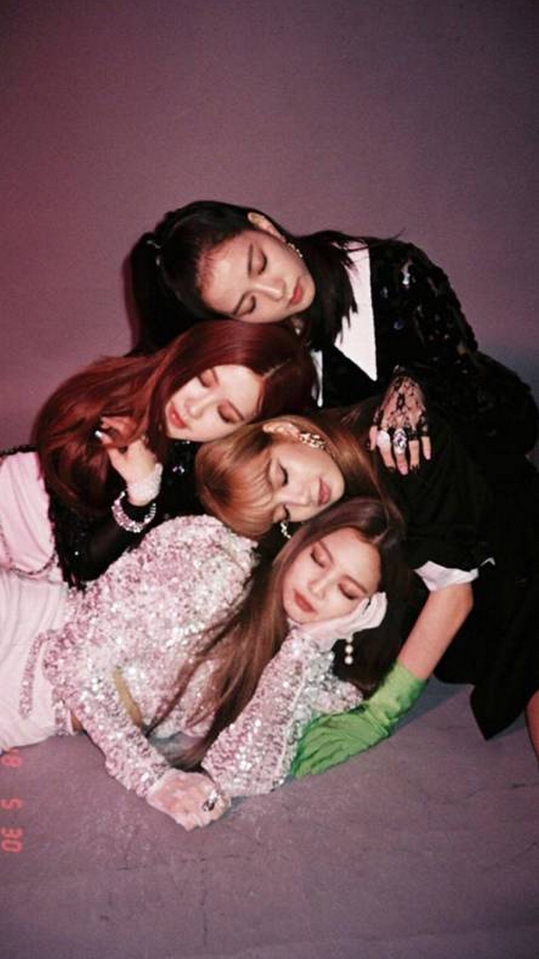Quattro membri gruppo K-pop abbracciate, 1080x1920 Full HD Verticale, Smartphone
