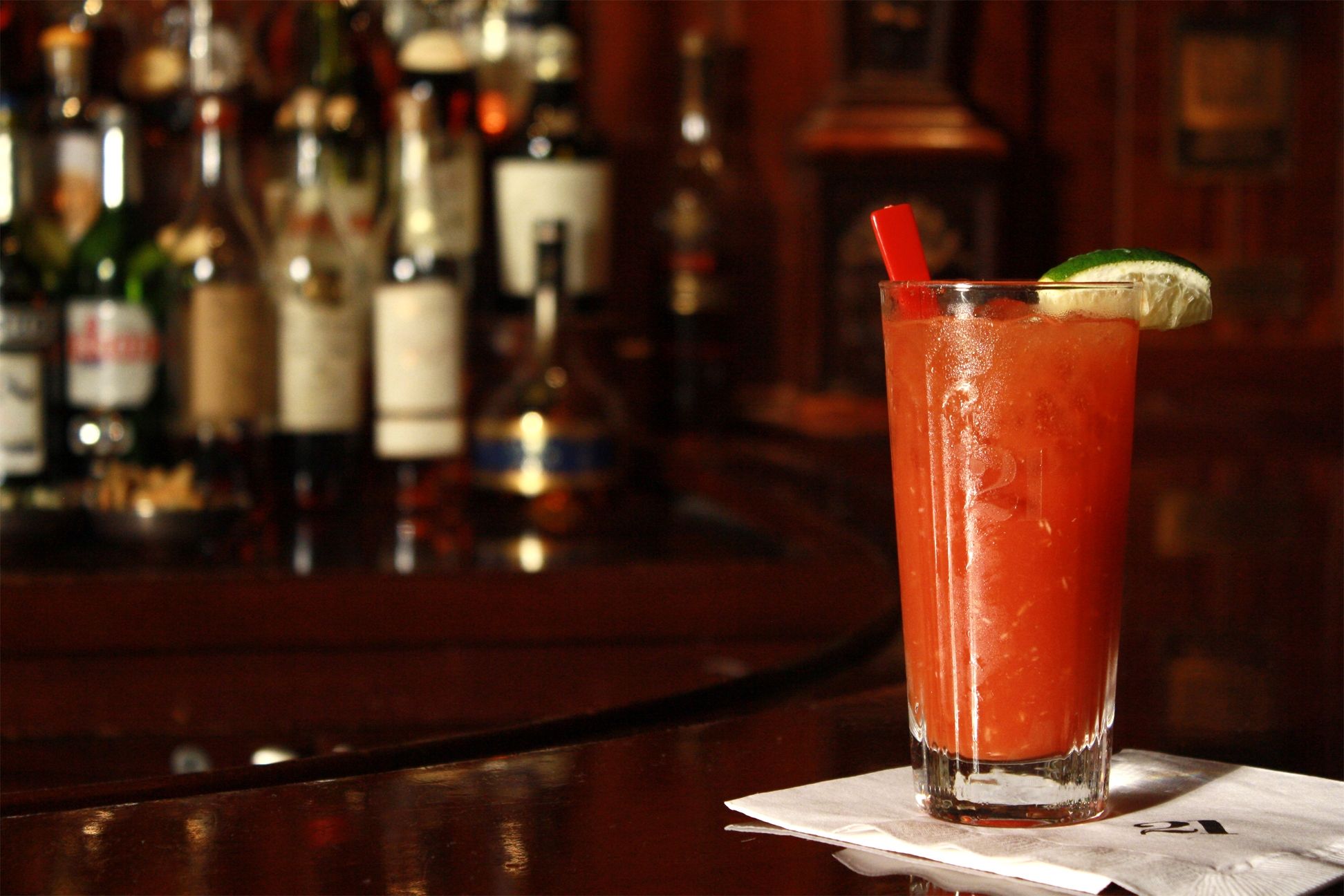 Cocktail Bloody Mary con sedano, 1600x900 900p, Desktop