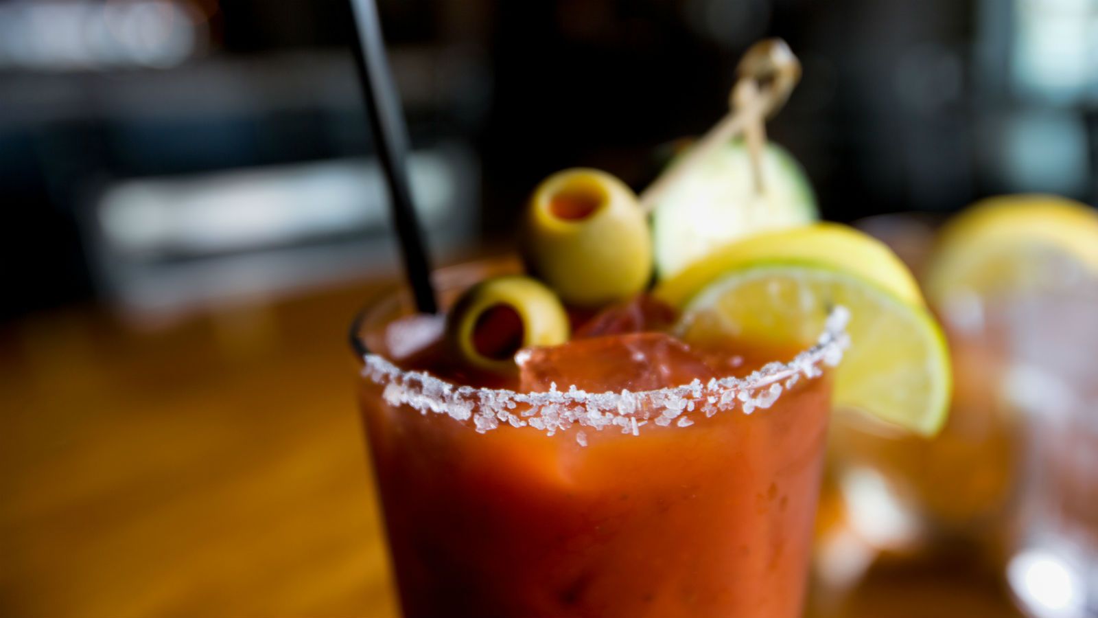 Cocktail Bloody Mary con sedano, 910x1365 Verticale, Telefono