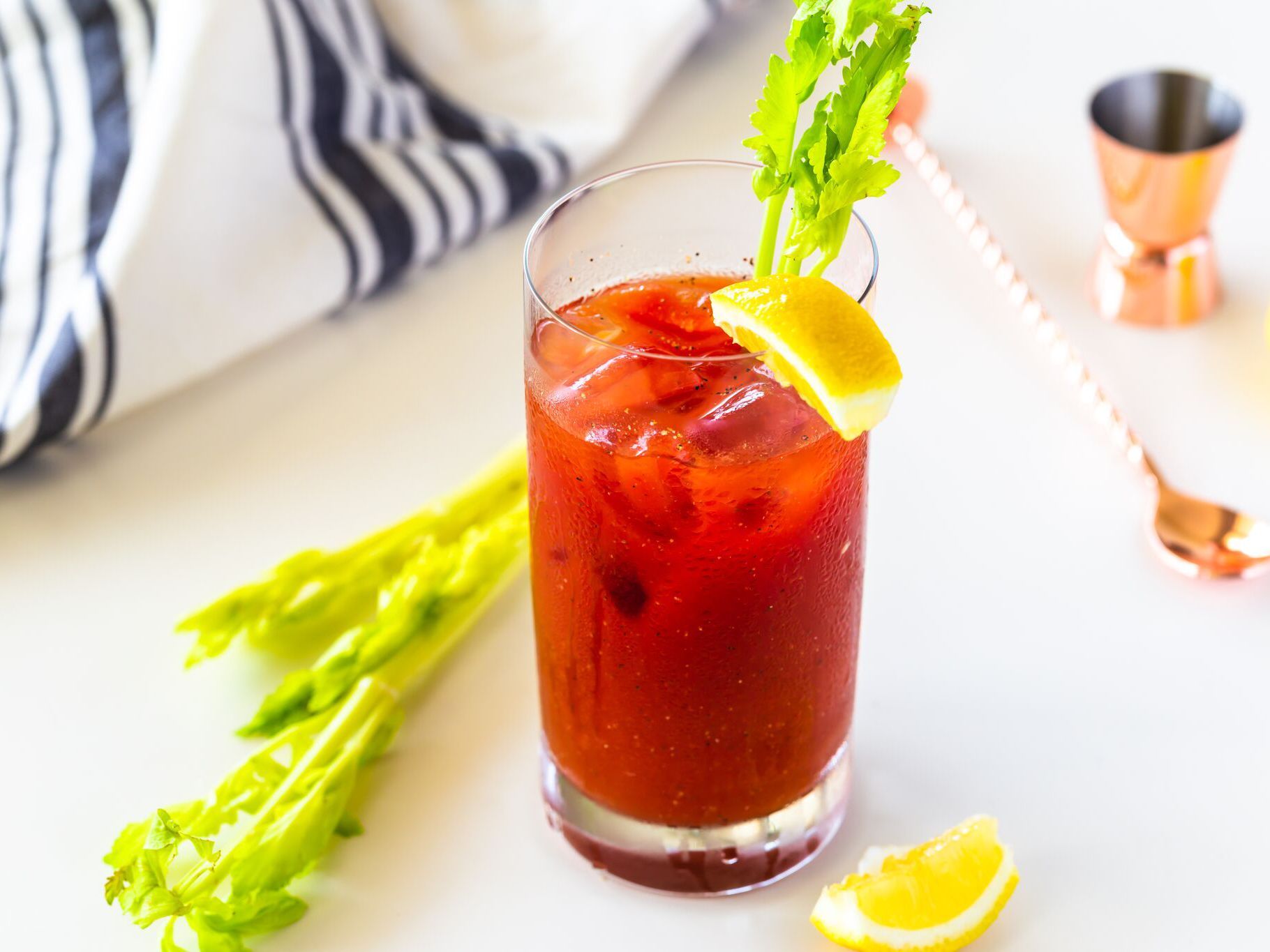 Cocktail Bloody Mary con teschio, 4904x3678 Ultra HD, Monitor 4K