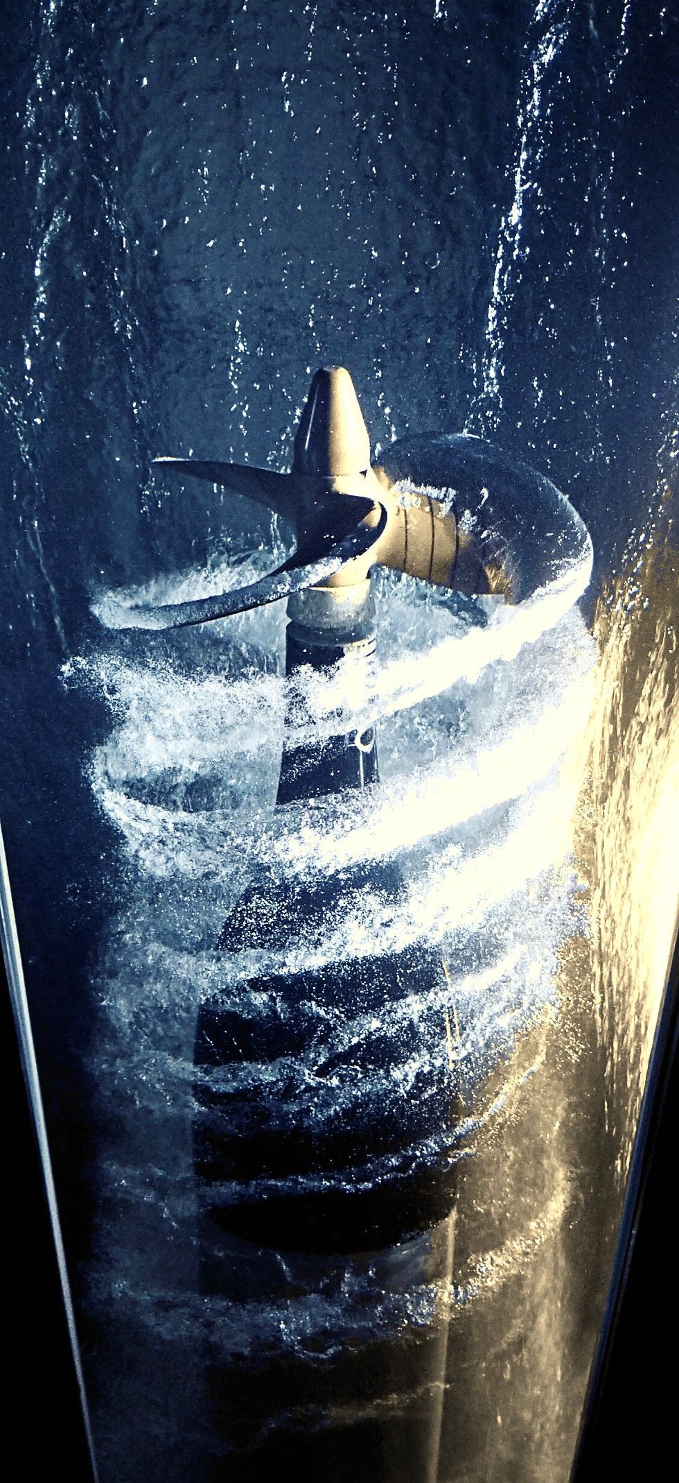 Elica sottomarino sott'acqua, 980x2138 Full HD Verticale, Google Pixel