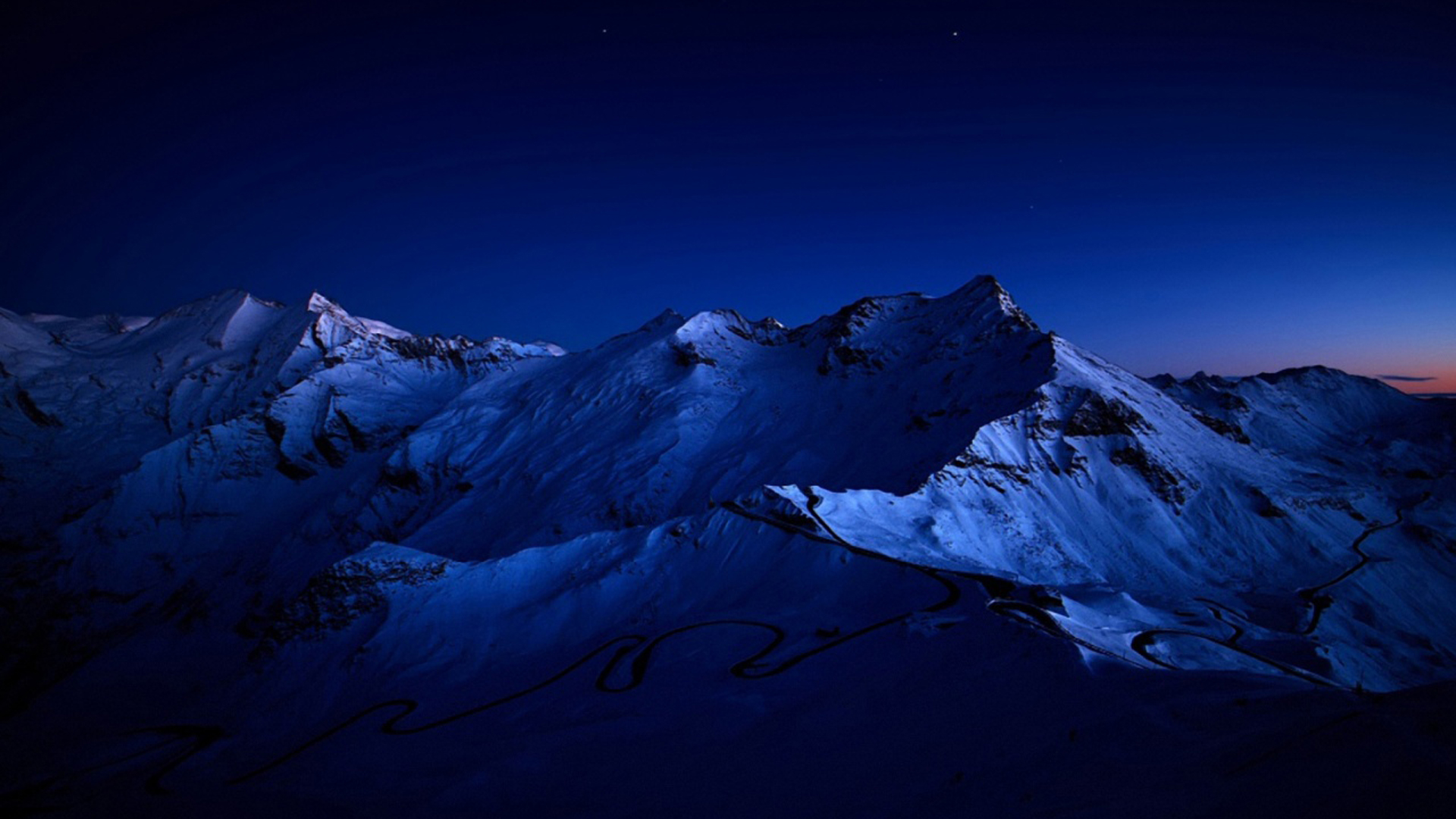 Montagne innevate sotto cielo blu scuro, 1920x1080 1080p, PC Desktop