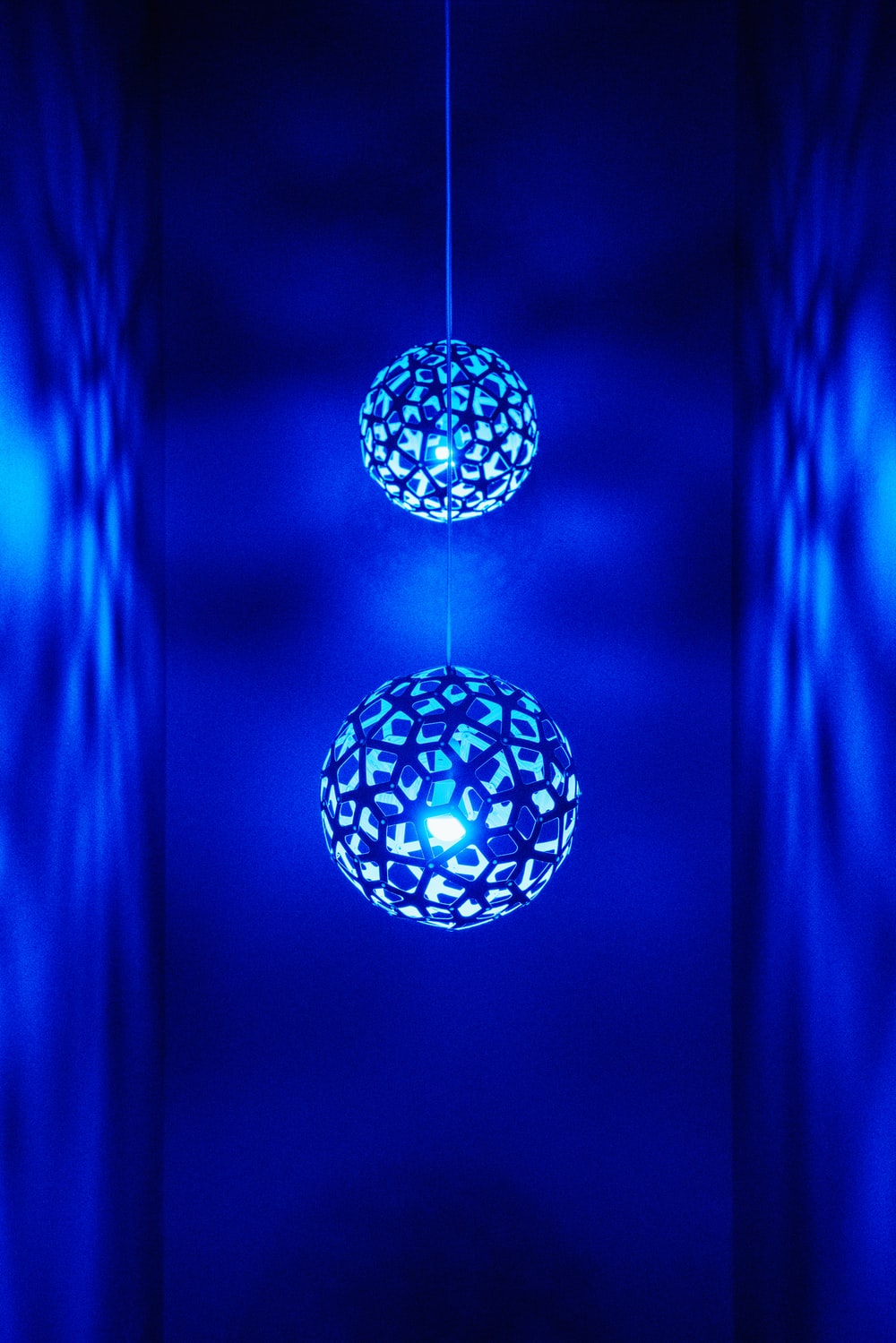 Lanterne sferiche blu illuminate, 1000x1499 Full HD Verticale, Smartphone