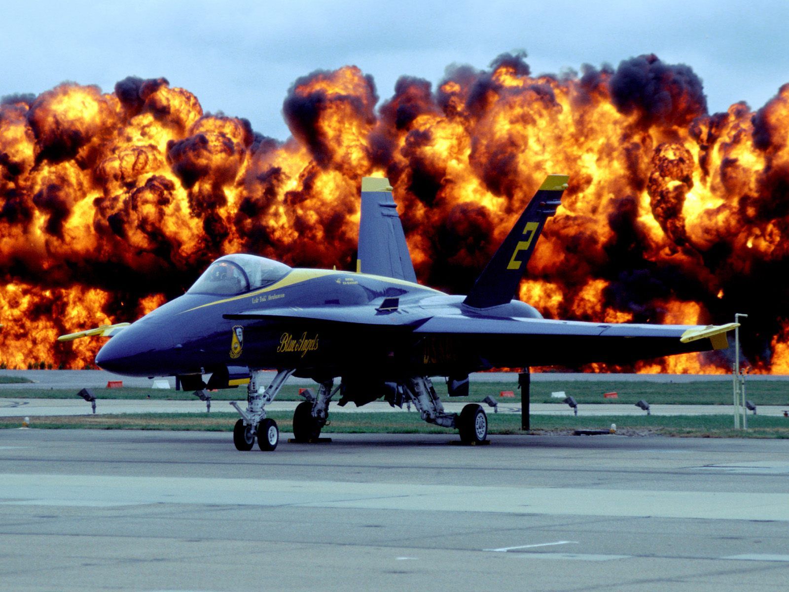 Jet Blue Angels con esplosione, 1600x1200 900p, Desktop