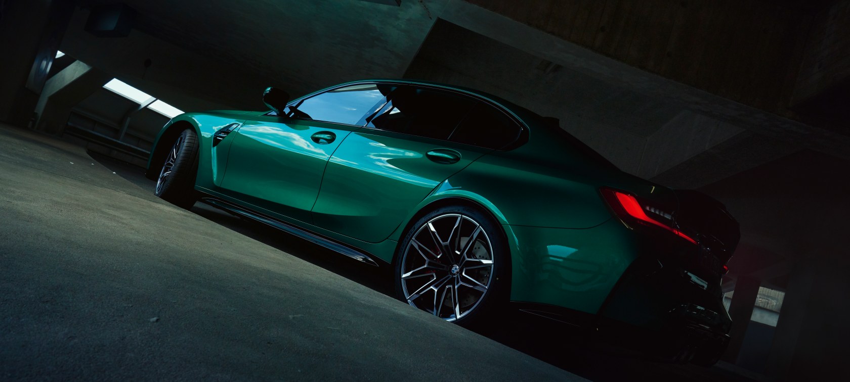 BMW M verde in garage, 1680x756 Panoramico, Dual Screen
