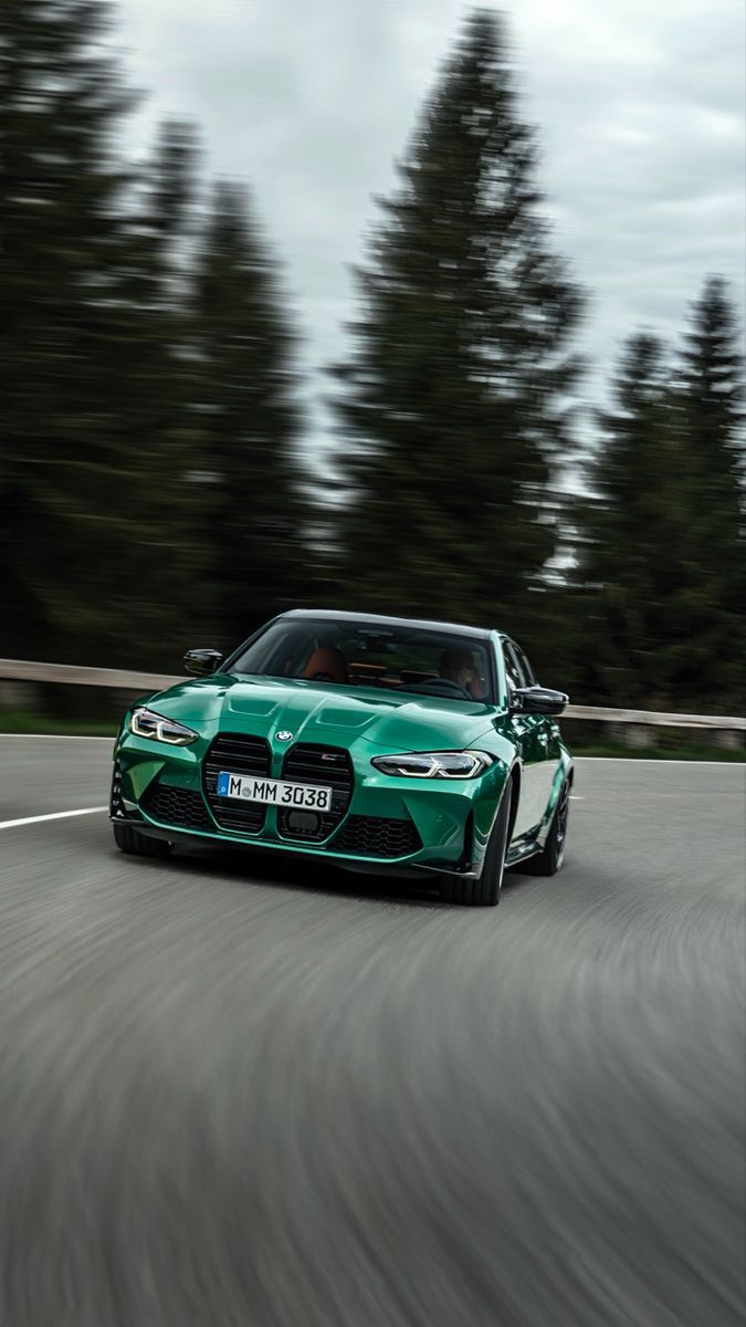 BMW M3 verde su strada, 675x1200 Verticale, Mobile
