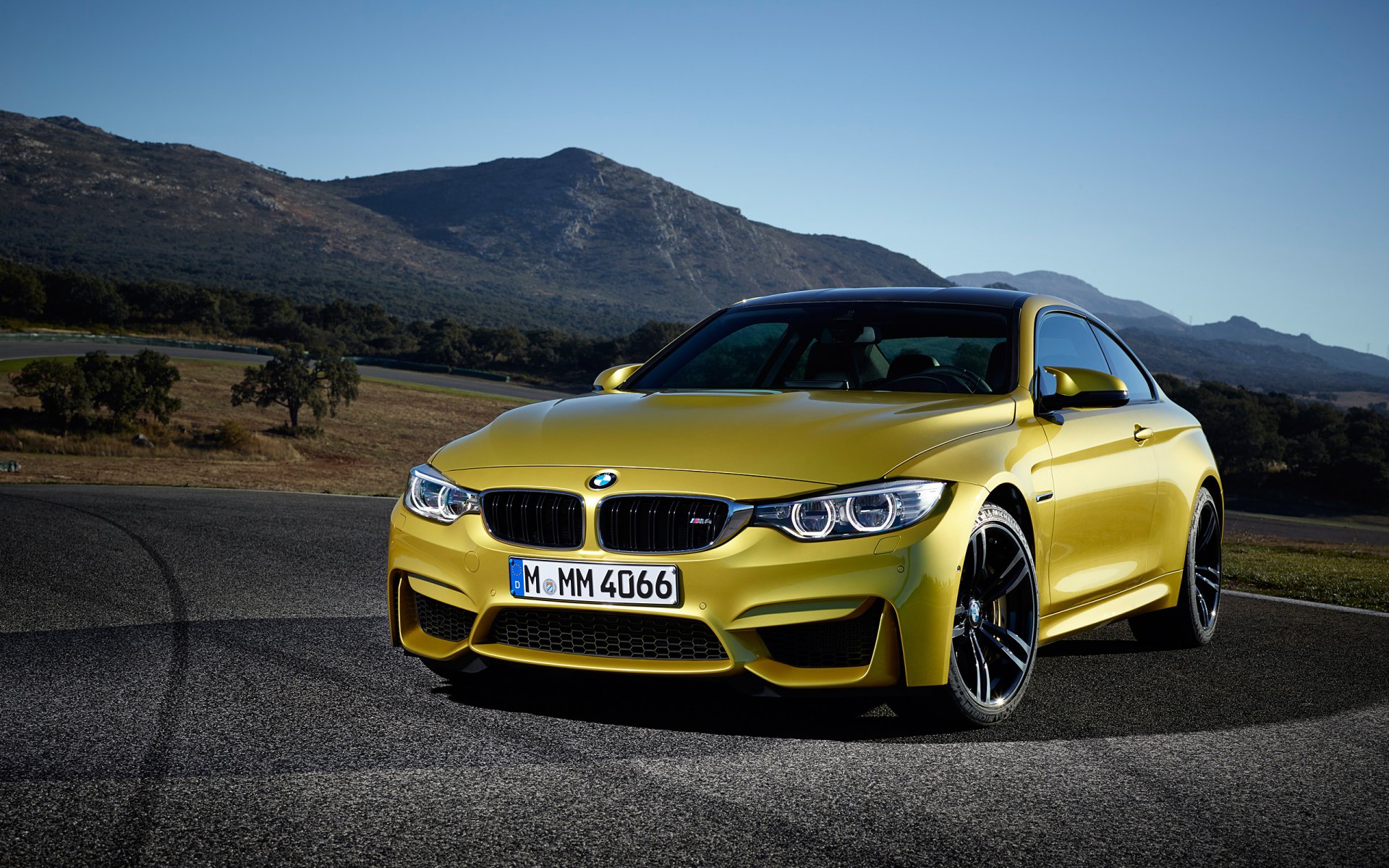 BMW M4 gialla montagne, 1920x1200 Full HD+, Desktop