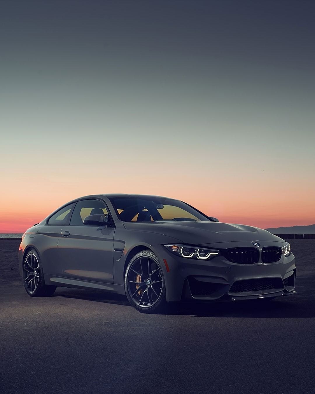 BMW M4 grigia tramonto mare, 1080x1350 Verticale, Mobile