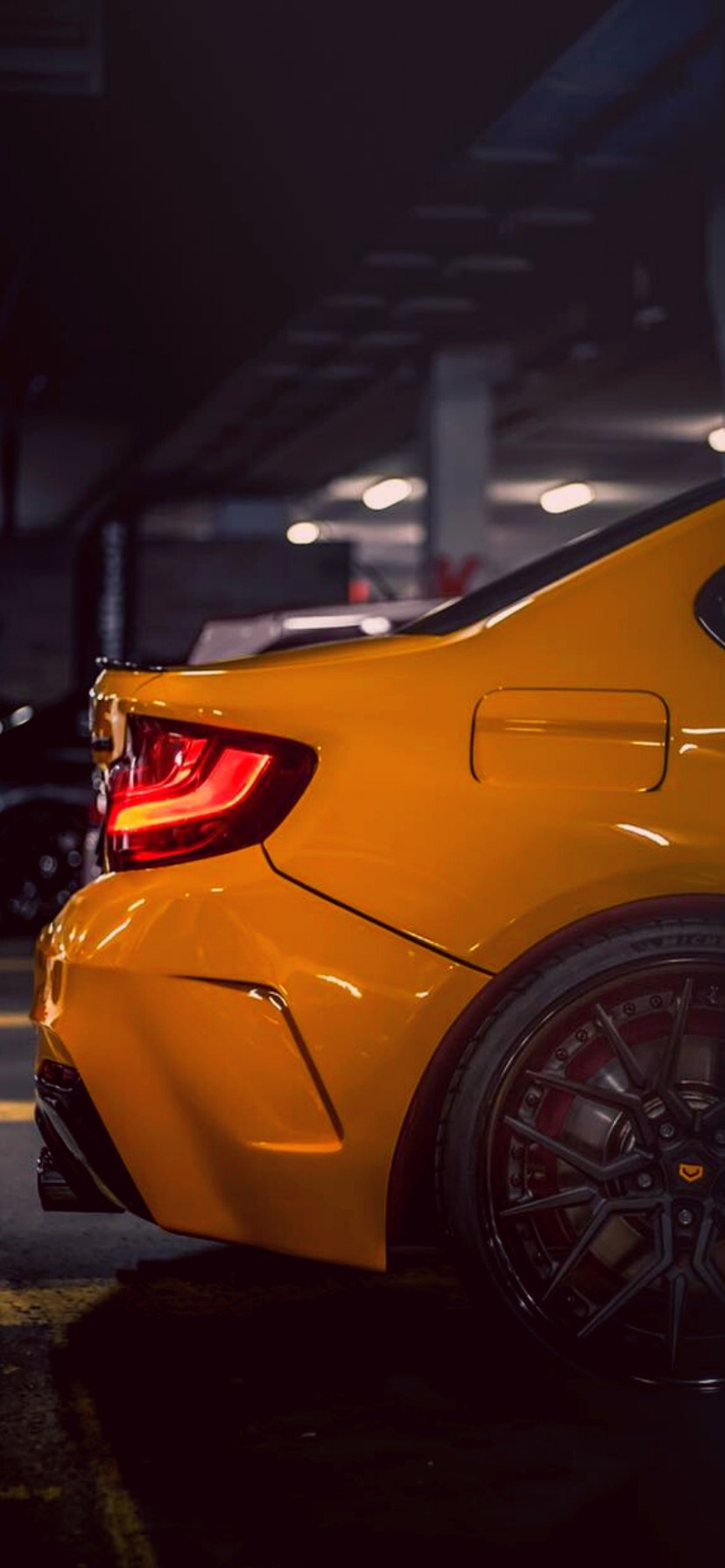 BMW M4 gialla posteriore garage, 828x1792 Full HD Verticale, iPhone