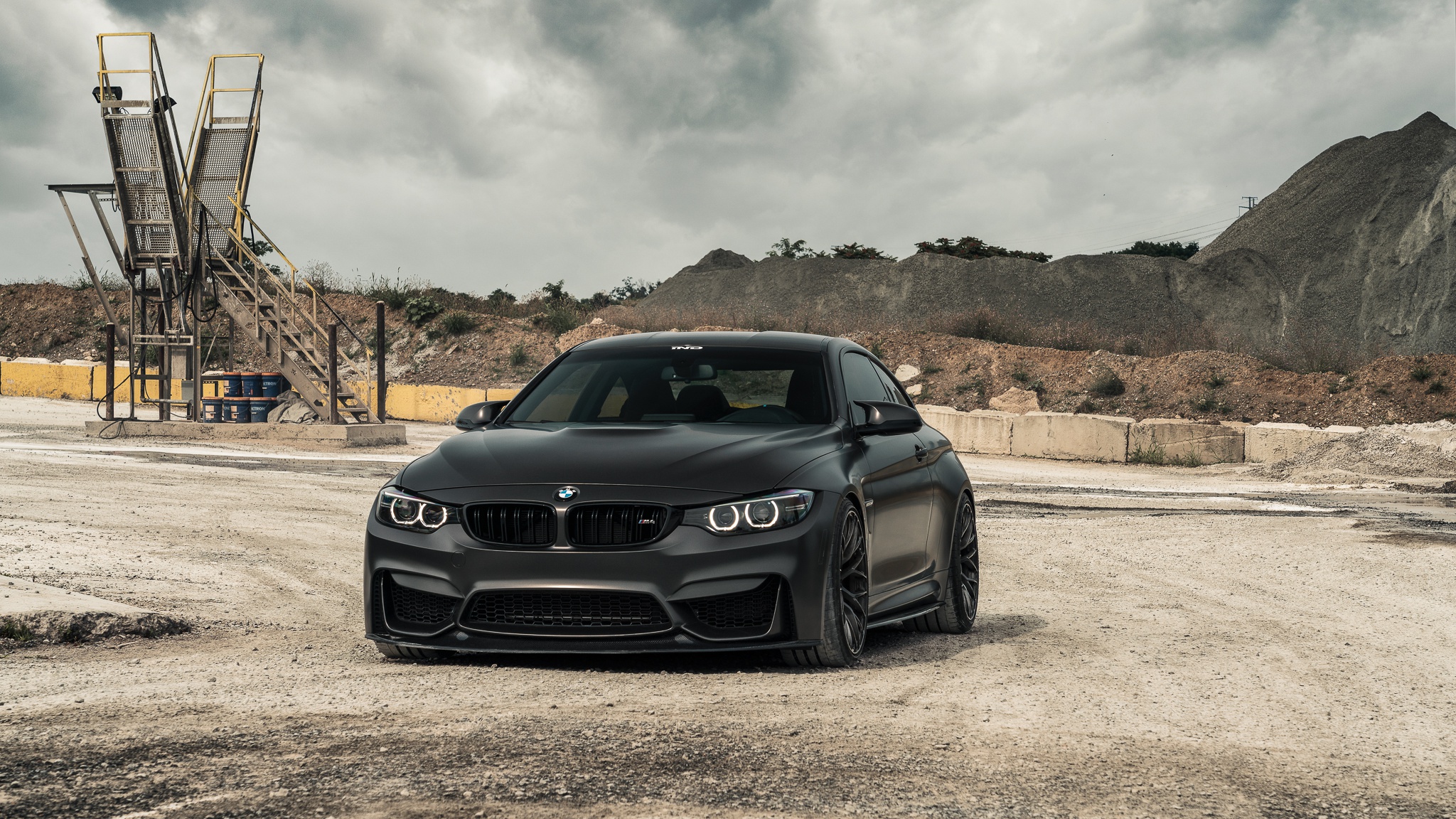 BMW M4 nera cava, 2048x1152 Hi-Res, Desktop