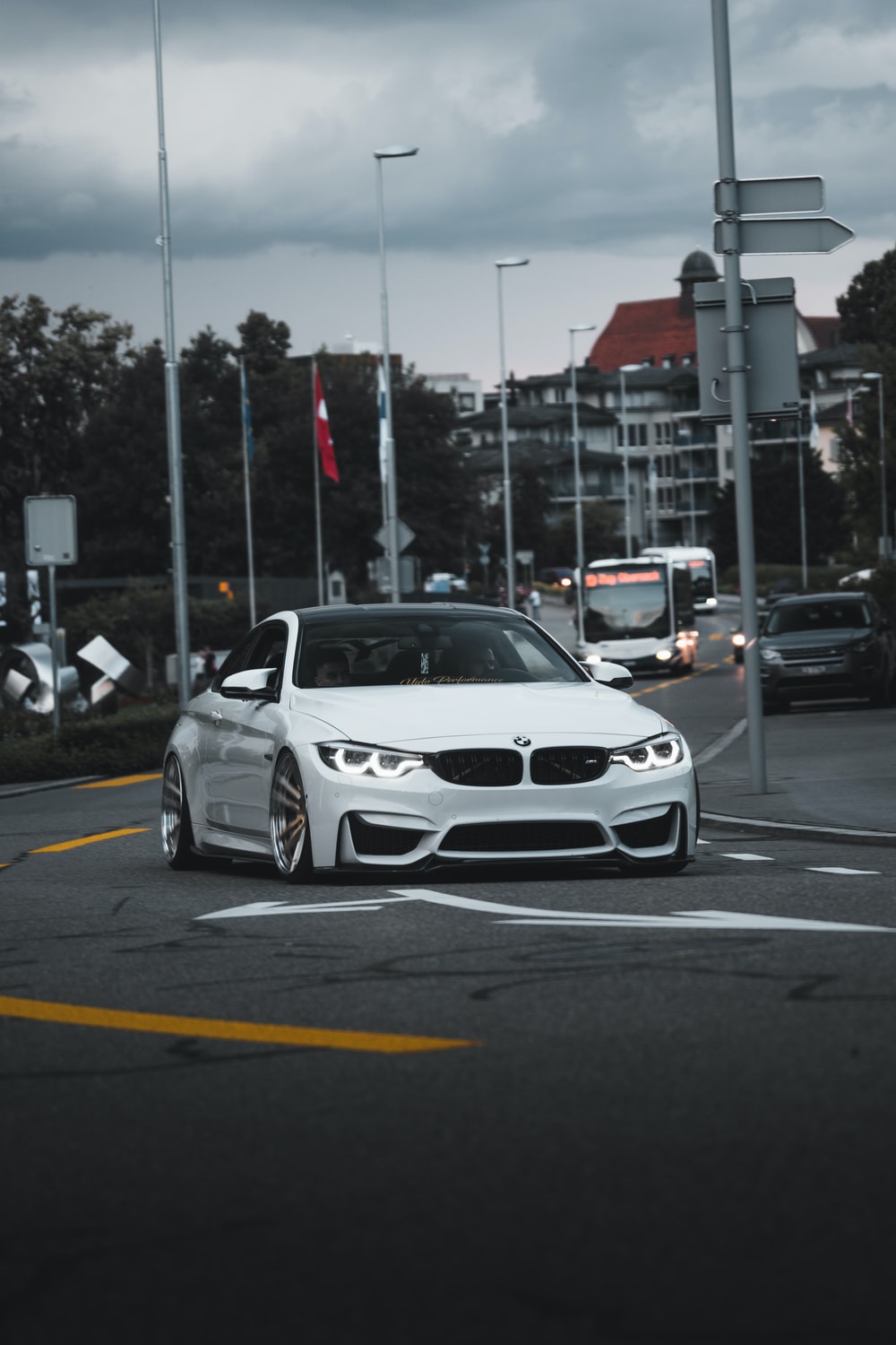 BMW M4 bianca in citta, 1000x1500 Full HD Verticale, iPhone