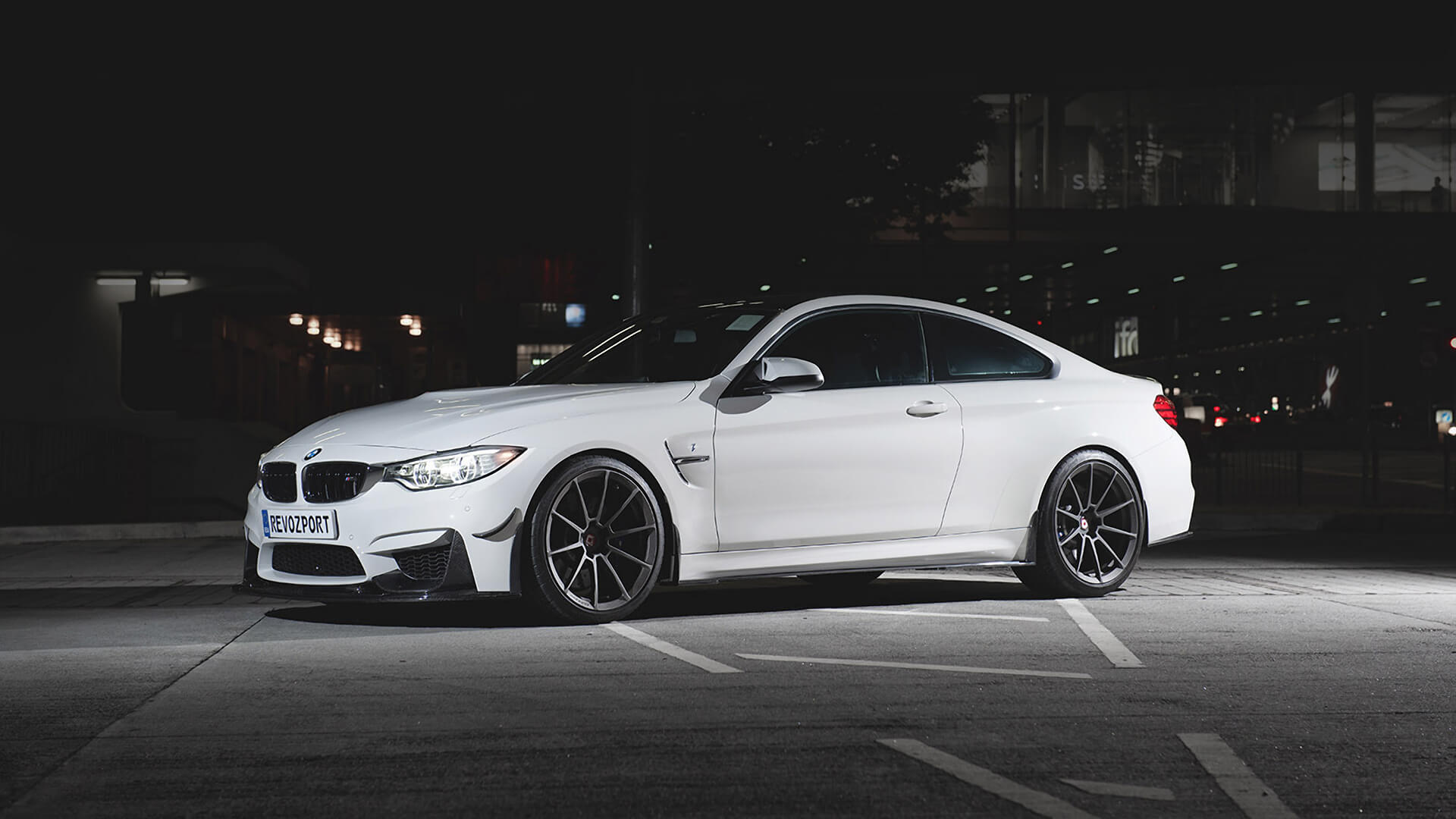BMW M4 bianca notte parcheggio, 1920x1080 Full HD 1080p, Laptop