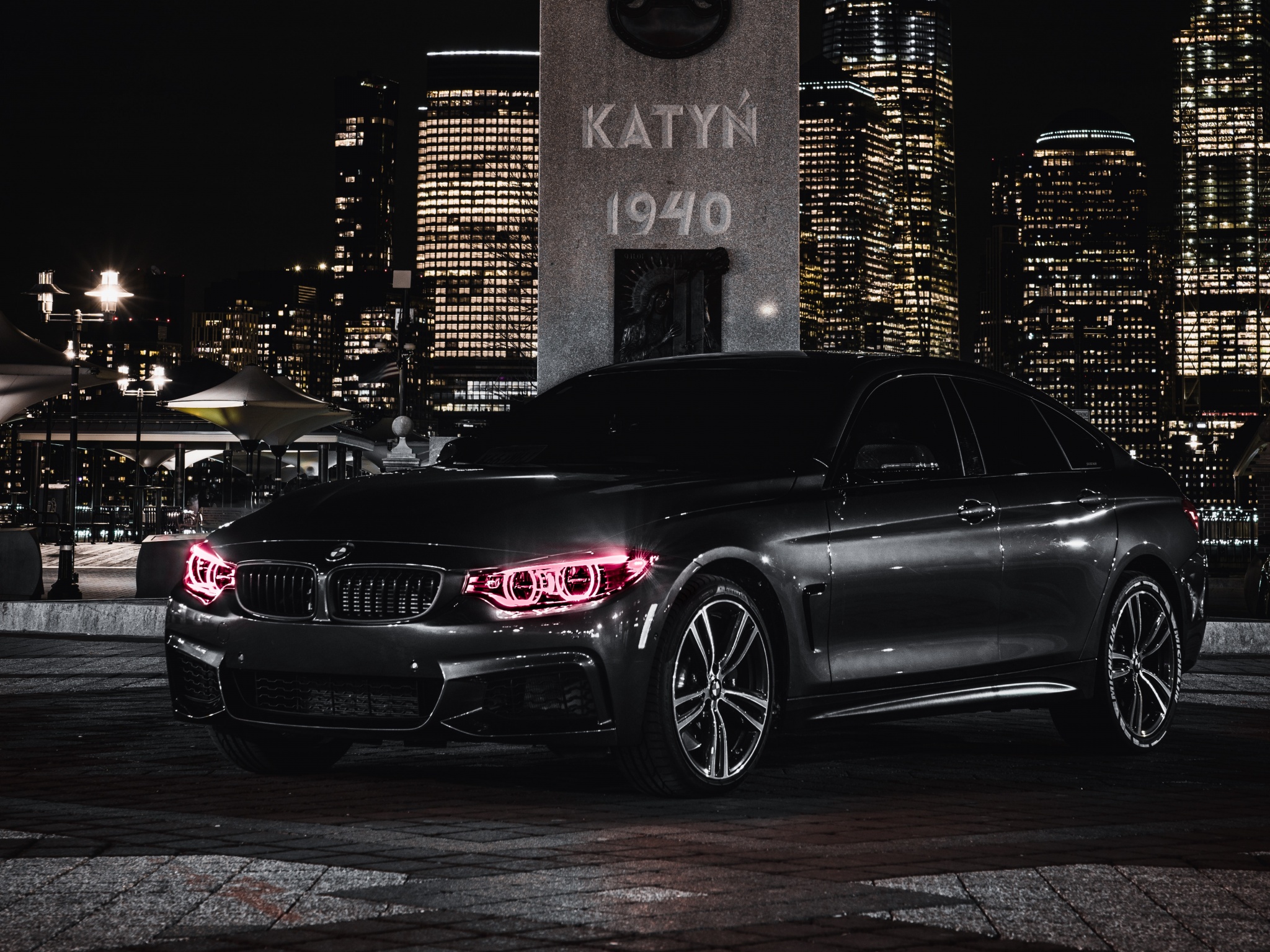 BMW nera notturna monumento Katyn, 2048x1536 2K, Laptop