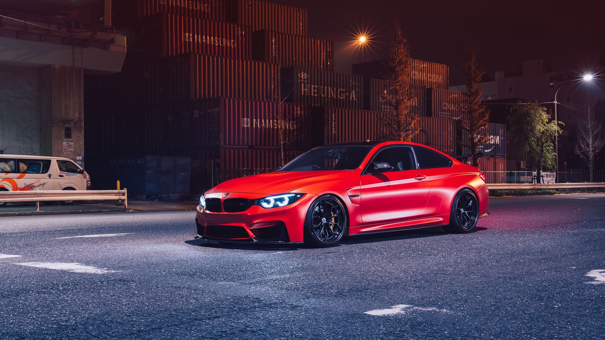 BMW M4 rossa strada notte, 2000x1125 alta risoluzione, iMac