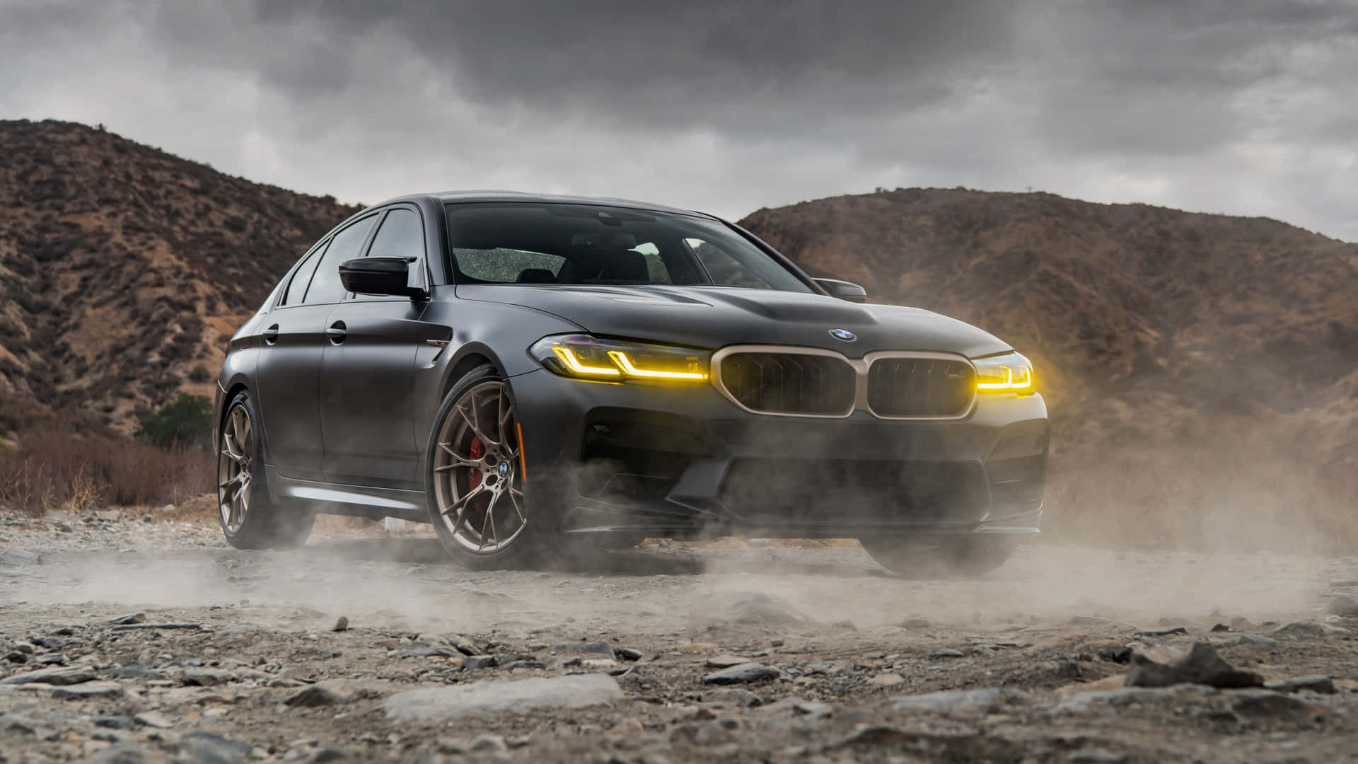 BMW M5 nera su strada sterrata, 1920x1080 Full HD 1080p, Desktop